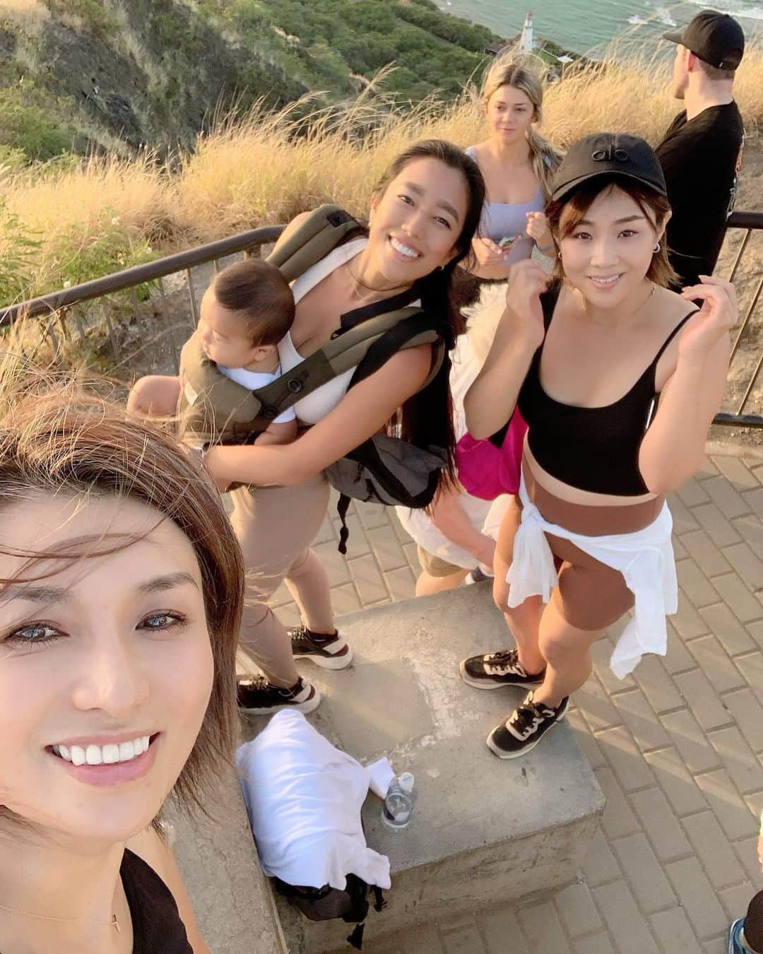 間瀬ゆきのインスタグラム：「2日連続で朝6時からダイヤモンドヘッドハイク⛰ 今まで、朝弱いと自分を甘やかしていつも朝グダグダしてたけど、さりちゃんに影響されて私もついに  #朝活 デビュー✨ めちゃくちゃ気持ち良くて最高だったー😭❣️ しかも友達と一緒にっていうのがまたさらに最高🙌 楽しすぎたよー！！  旦那さんに息子を託して、息子が寝てる間にさくっとハイクして、帰りにファーマーズマーケット寄ったり、アサイーボウル食べに行ったりしても、家に帰ったのは8時30分⏰ 本当最高ー✨  また絶対行きたい❤️   #hawaii  #ハワイ  #ダイヤモンドヘッド  #ダイヤモンドヘッドトレイル  #diamondhead」