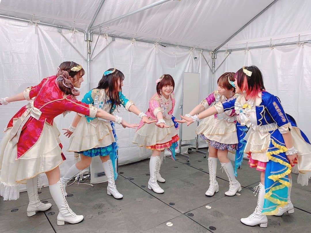 佳村はるかのインスタグラム：「Day2の曲のメンバー  ① New bright stars 顔を合わせる所で一気に楽しくなっちゃう♪津田ちゃんがみんなの目をみようとめちゃん頑張ってくれた！！！！☆   ②Star!! 誰も写真撮ろ〜とかいう感じじゃないので、直前に思い出して急いで撮った☺️この画素数が私達らしくてエモい  ③私色ギフト みんなの投票で歌う事が出来ました😭本当にありがとうございます！！ そして、私色ギフトのメンバー達には返せないくらいの恩でいっぱい😭  ④Tulip LiPPSのメンバーと普段は初期の頃じゃ考えられないくらい打ち解けた気がします🌷 そしてステージの上でとても頼もしい😭  （Day 1の曲は人数多くて撮れなかった😭）また、次の投稿でも写真いっぱいのせます〜」