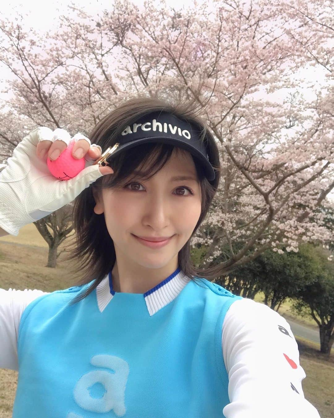 横山ルリカさんのインスタグラム写真 - (横山ルリカInstagram)「. お花見ゴルフ〜⛳️🌸✨  マーカーのアイちゃん🐴 黒いメンコに水色の勝負服で、お揃い風コーデに🥰  @archivio.official_online   #お花見ゴルフ #🌸🌸🌸 #archivio #アルチビオ #callawaygolf #kissonthegreen  #⛳️⛳️⛳️  #ゴルフマーカー #アーモンドアイ 🐴 #今週は桜花賞 🌸」4月5日 13時17分 - rurika_yokoyama_official