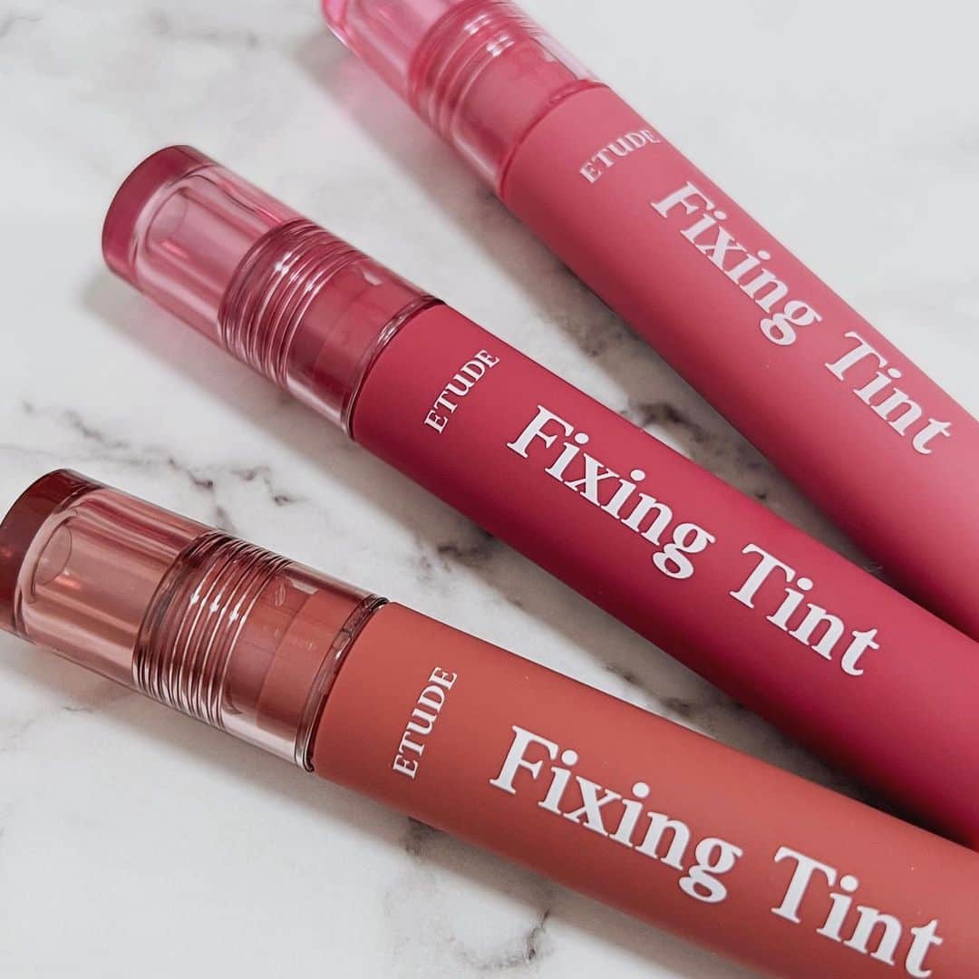 のインスタグラム：「＼ 春🌸の新色が登場 ／ ⁡ ⁡ @etudejapan の人気コスメ 𝗙𝗶𝘅𝗶𝗻𝗴 𝗧𝗶𝗻𝘁(フィクシングティント)から 新色🆕が登場したよーっ👏 ⁡ ⁡ ETUDE フィクシングティント 各 ¥1,485(税込) ⁡ ⁡ 【特徴】 ☑︎見たまま高発色でマスクとの摩擦にも強い ☑︎軽やかなソフトマット仕上げ ☑︎春夏メイクを彩るカラー展開 ⁡ 【New Color】 🍒スモーキーチェリー 鮮やかな血色感を与えるチェリーピンク 🥀ローズブレンディング 魅力引き出すモーヴ感 ドライローズ 🥮サーモンブリック ヌードな雰囲気をまとう サーモンブラウン ⁡ ⁡ 【使用感】 特徴にもある通り、見たままの高発色✨ ムラなく塗れて、ソフトマットだから 唇もカピカピせず皮剥けもなかったよ✌️ 色がパキッと発色するのが苦手な方は、 指でトントンぼかし塗りがオススメかな💓 ⁡ ⁡ #etude #etude_pr #fixingtint #フィクシングティント #エチュード #マスクプルーフ #韓国コスメ #韓国リップ #リップティント #マスクメイク #コスメレビュー #コスメ紹介」