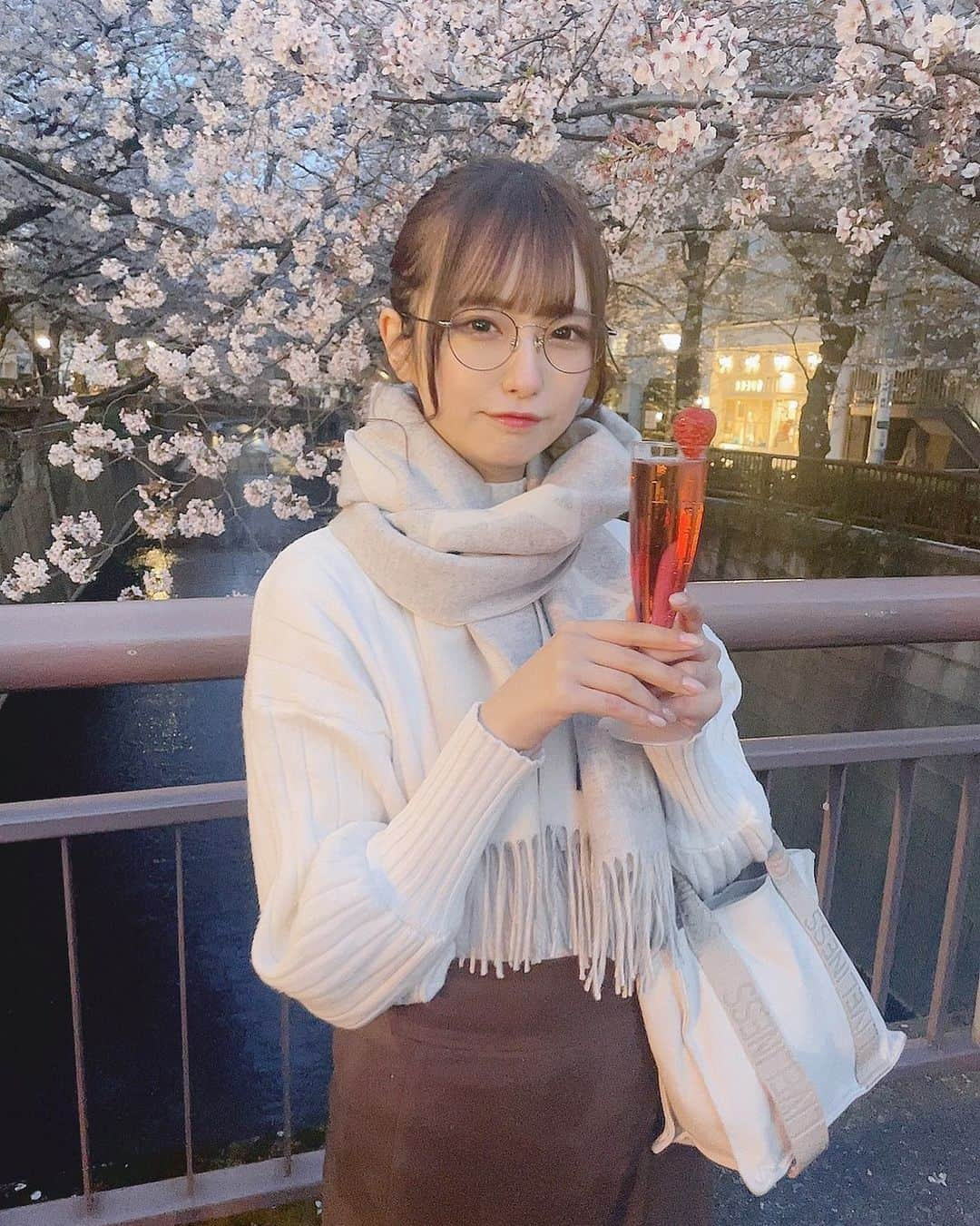 谷口彩菜さんのインスタグラム写真 - (谷口彩菜Instagram)「🌸 初めて目黒川の桜見たけど綺麗だった🥲🤍 いちごのお酒有名だよね〜やっと飲めました🍓 . この日は ニット　@grl_official  ボトムス　@salonbychico  バッグ　@zara だよ😌🤍 もう半袖のお洋服沢山出てて欲しくなる… . メガネは @jins_japan ので今年1番に買ったもの〜ブルーライトカットレンズにしてるけど可愛くて普通にも使ってる😂 . . #目黒川 #目黒川の桜 #桜　#東京桜 #お花見　#いちご　#中目黒　#池尻大橋　#今日のコーデ　#お団子ヘア　#メガネ女子　#春服コーデ　#お花見コーデ　#カジュアルコーデ #グレイル　#グレイルコーデ #zaraコーデ #zara購入品 #サロンバイチコ #code #ootd #salonbychico #grl #jins #cherryblossom #japan #spring #japanesegirl #sakura」4月5日 14時32分 - taniguchi_ayana