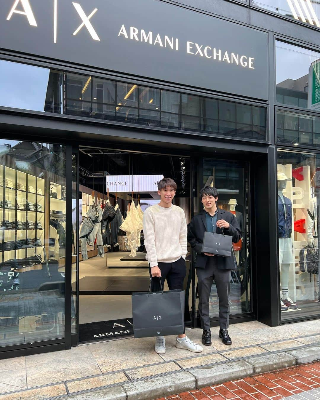 吉村真晴のインスタグラム：「ARMANI EXCHANGEに遊びに行って来ました😊 可愛くて、カッコよくて最高😎 空間もオシャレで中にはコーヒーも☕️ コーヒーの種類もたくさんで 気分によって変えられるのも嬉しい✨ ロゴデザインが可愛くて素敵ですよね😌 素晴らしい休日を過ごすことができました🌸  #休日の過ごし方  #axcatstreet #AXChanger #pingpong  #コーヒーのある暮らし   @armaniexchange」