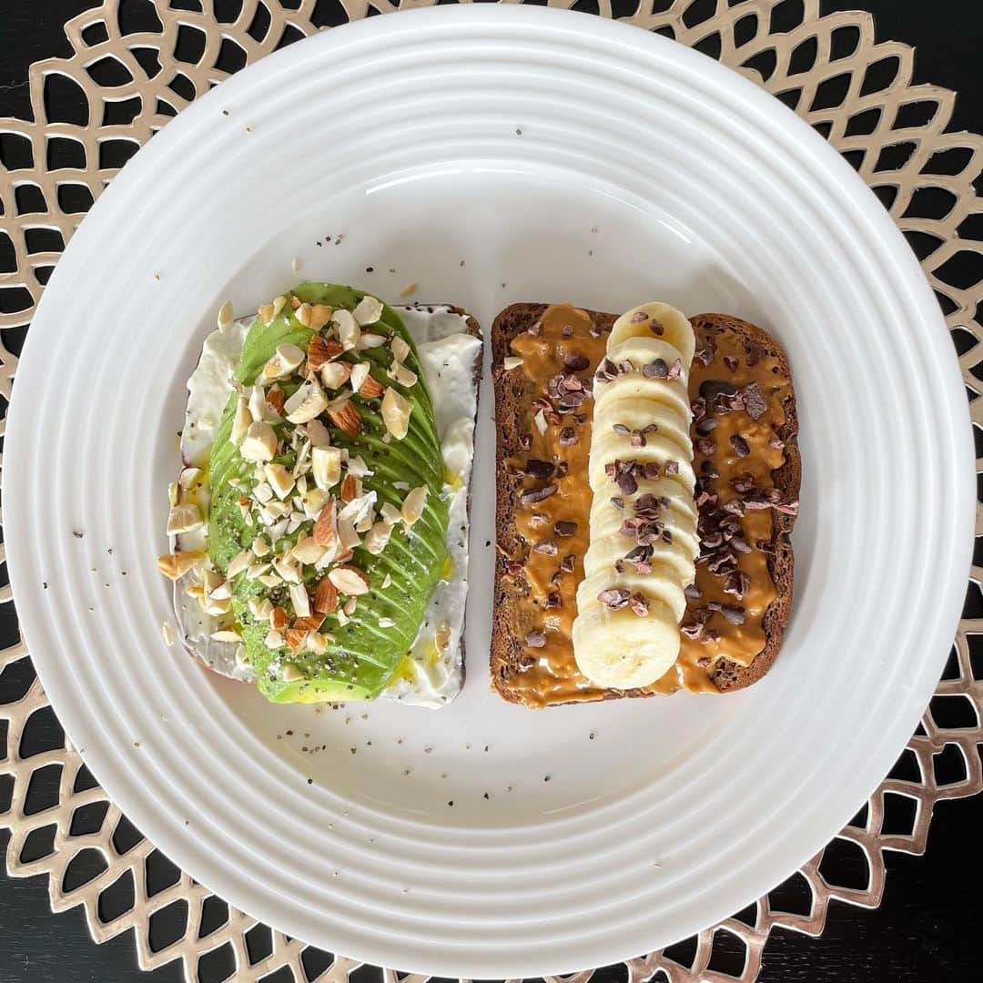 EMIのインスタグラム：「My favorite toast🍞❤️❤️  #cooking #breakfast #toast #recipe #avocadotoast #peanutsbutter #healthyfood #diet #bodymake #アスリート飯 #健康 #手料理 #朝ごはん #トースト #レシピ #アボカドトースト #ヘルシーメニュー #ダイエットメニュー #料理好きな人と繋がりたい」