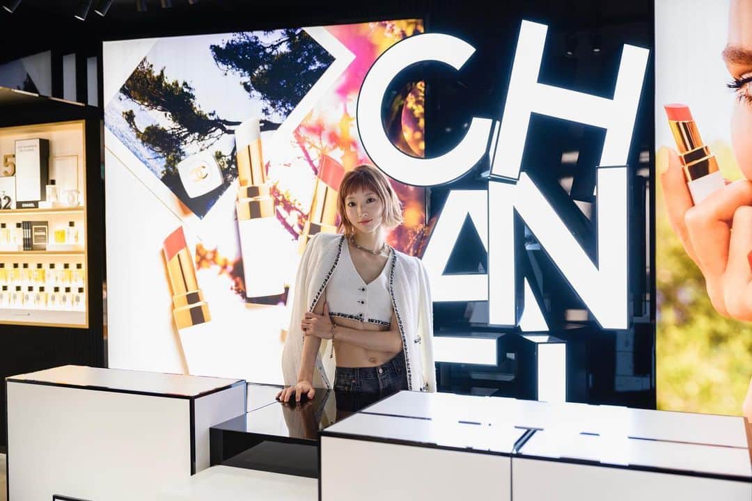 飯島望未のインスタグラム：「表参道に 世界初のCHANEL ビューティーハウスがopen!  予約も不要で、お買い物だけでなく特別な訓練を受けた美のエキスパート達から自分に合ったアイテム選びやメイクアップのコーチング、スキンケアのテクニックも気軽に学べて楽しい空間です。  私も自分に合った香水選びに行きたい✨  @chanel.beauty #シャネルビューティハウス  #ChanelBeautyHouse  Styling @ayakaendo  Makeup @kie_0  Hair @pyuuuuuu」