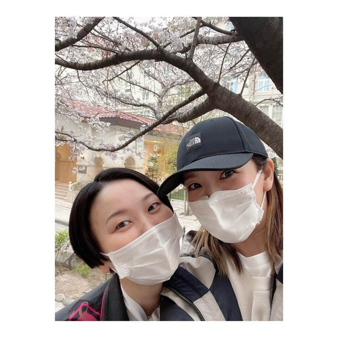 瀬奈じゅんさんのインスタグラム写真 - (瀬奈じゅんInstagram)「⁡ ⁡ 宝塚ホテル支配人・憧花ゆりのさん。 満面の笑顔でお出迎え下さいました。 立派に支配人を務めるすーこを眩しくも少し寂しいような不思議な気持ちで見ておりました。 が、チェックインしてから花の道で散歩している所に突然現れ、暫し支配人ではないただのすーことおしゃべりできました。 バンドリハ、DR、本番まで見守って頂き、感謝です！ エルビエントを歌いながら、当時のディナーショーで共に歌い踊った楽しい思い出が蘇りました。 すーこ、ありがとう。 ⁡ そして出雲綾さん、たきっころ！ タキさんもバンドリハからずっと付きっきりで、 最後の早替わりも付きっきりで、袖でも大笑いで、大変お世話になりました。 タキさんが月組組長時代もたくさんの思い出があり、こちらも一気に当時の事が蘇りました。 あんな事やこんな事……楽しかったなぁ……笑。 ⁡ そんな懐かしい方々に囲まれて笑いっぱなしの宝塚滞在でございました！！ ⁡ ⁡ #宝塚ホテル #ディナーショー #SEIZETHEDAY #憧花ゆりの 支配人様 #出雲綾 さん #お世話になりました ‼︎」4月5日 15時00分 - junsena_official