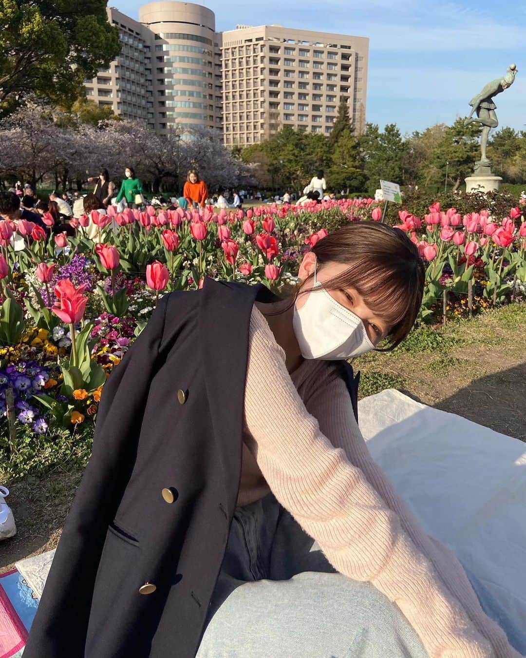のインスタグラム：「眩しくて目が半開き 今日も桜、明日も桜見る🤣」