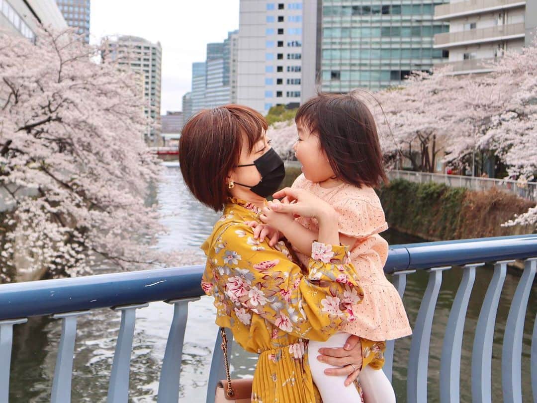 DJ YURiAのインスタグラム：「🌸🌸🌸  桜が散ってきて寂しい🥺  娘のキメ顔のベルトルが独特です🙈 ⇨2枚目  まだまだ赤ちゃんみたいな時もあれば、ふと大人のような発言をしたり、日々成長を感じさせてくれます。  お笑い芸人のようにとても面白くて、歌って踊って愉快で、誰に似たのかとてもひょうきんな子に仕上がっております笑  そして、毎日かけてきた言葉が、娘から発せられる喜びを噛み締めています。  『ママ、だーいすきっ！』 その言葉がどれほどのエネルギーになるか🔥  すくすく育ち、体重は14kgオーバー。でも毎日抱っこ抱っこと言われます。重いけど、いつか言ってくれなくなるかもと思いながら、たくさんぎゅーってしてます。  子育てには筋力と体力が必要だなと感じます。体幹を鍛えて持てば、手首や腰も痛めないです✨ また身体の話になってしまった🙈  そんなこんなで家族の時間も大切にしつつ、日々過ごしてます👩‍👧  #family #mydaughter #家族 #親子 #2歳児ママ #お花見 #🌸」
