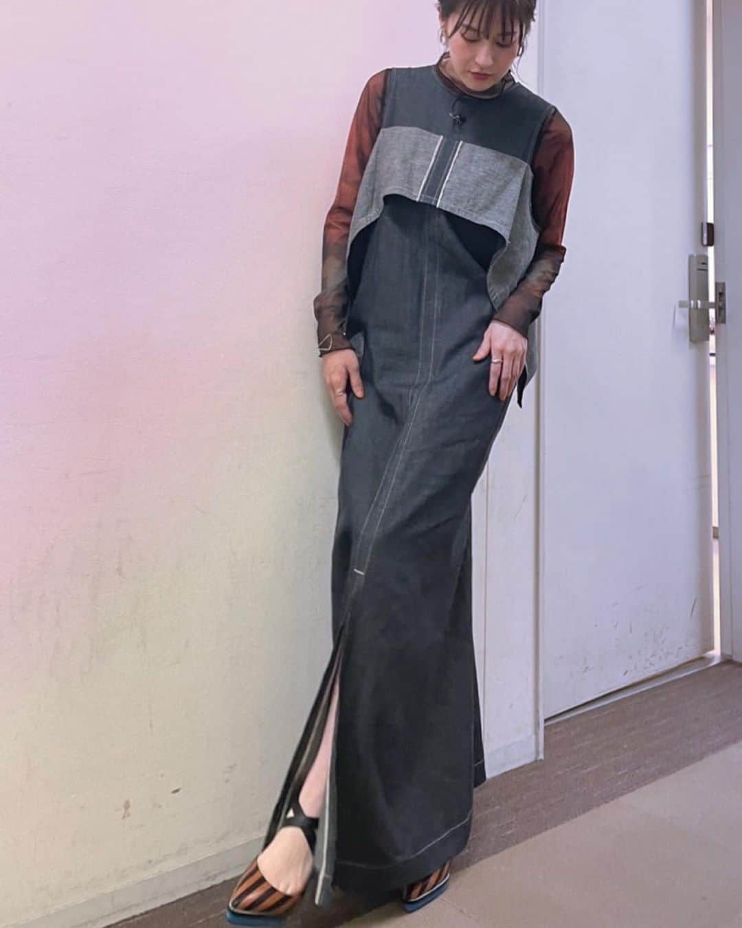 松本若菜のインスタグラム：「ネプリーグ 衣装です！  松本のとんでもやらかしが日本中に流れたかと思うと… ゾっ…  同じチームの土屋太鳳ちゃん、松下洸平さん、ぺこぱのシューペイさん、松陰寺太勇さん。 そして錦鯉の 長谷川雅紀さん渡辺隆さん 本当に本当に 申し訳ありませんでした😭  Dress/divka Tops/Ameri VINTAGE Ring/ RUMÉL Pumps/FAKUI  /THÉ PR」