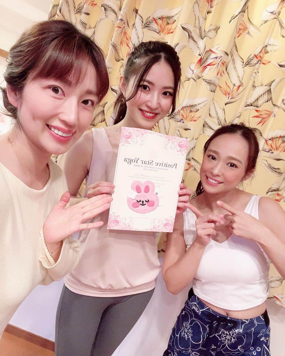 庄司ゆうこさんのインスタグラム写真 - (庄司ゆうこInstagram)「PSY養成スクール24期生の美里ちゃんが無事に卒業しました🤗 美里ちゃんは話すのがとーっても上手で最高に心地の良いヨガレッスンでした🧘‍♀️ とにかく勉強熱心でレッスンのレベルが高くて私ももっちーもビックリ❗️ これからが楽しみです🤗 早速ご予約受け付けていますので美里ちゃんのパーソナルヨガレッスンを受けたい方はDMください✨ あと、セラピスト部門でオイルマッサージ出来るセラピストを急募中なので、フリーランスでオイルマッサージ出来る方いたら連絡頂けると嬉しいです🥺 #ポジティブスターヨガ#ヨガ#オイルマッサージ#セラピスト#ヨガインストラクター#マッサージ#急募#合格おめでとう#卒業」4月5日 15時47分 - yuko.shoji