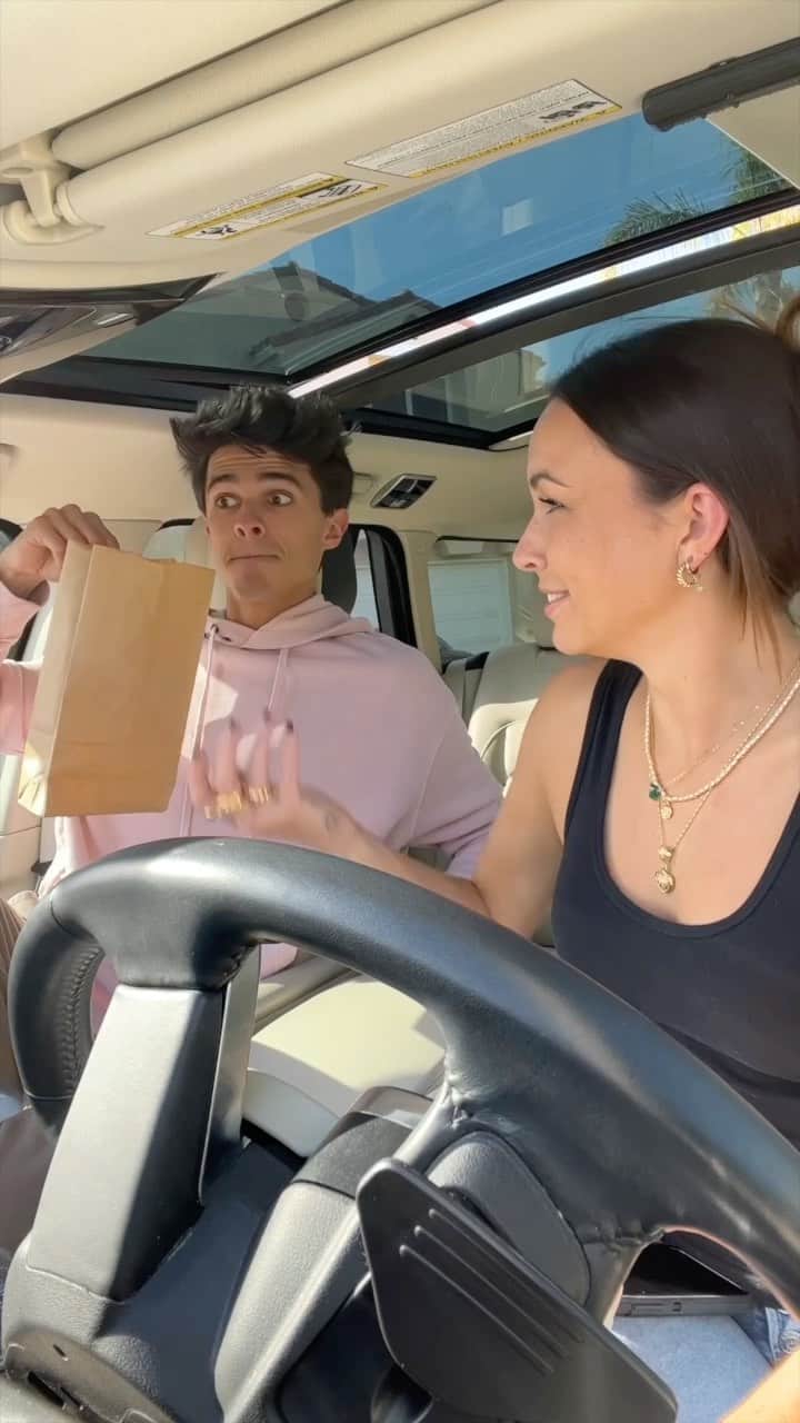 Brent Riveraのインスタグラム：「Showing her the new magic trick I learned 😊」