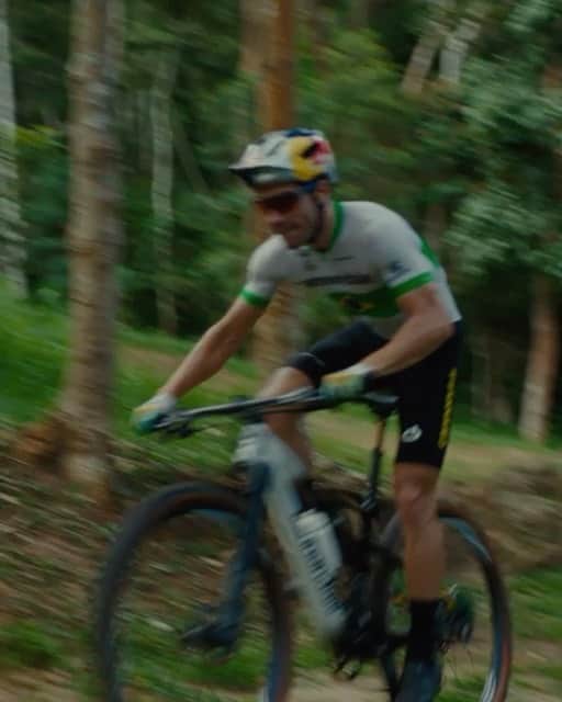 Shimanoのインスタグラム：「For many years, @avancinimtb has left Brazil behind to travel to races all across the world. Competing at the highest level of XC mountain bike racing, year after year, his success has grown, bringing home a mix of medals and jerseys, and making a name for Brazilian mountain biking.  Avancini’s success, hard work, and enthusiasm for the sport will now bring home something more than decorated hardware.  Visit the link in bio to watch the latest SHIMANO Originals film This Is Home featuring Henrique Avancini 🇧🇷 (🗣️ subtitles available) #ShimanoMTB」