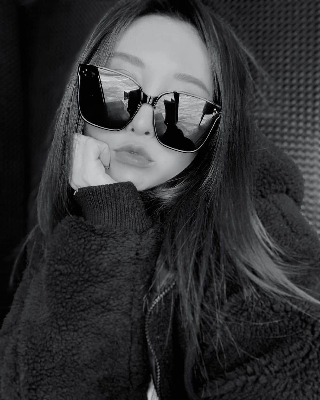 のインスタグラム：「春服着たいけど  お昼以外は実際まだ寒いのよ🕶  ────────────────────────── #モコモコアウター #春#春あるある#春でも寒い #サングラス好き #sunglasses#💋#straighthair #ストレートヘア」