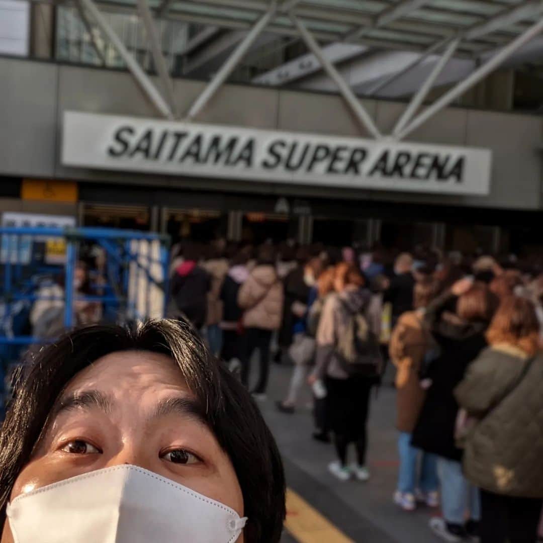 のインスタグラム：「SUPER JUNIORファンミーティング久しぶりすぎました！！ 初日と二日目に参戦させて頂きました！！ これぞスジュ！といった感じのあの独特の空間！ Supermanから始まったのは激アツでしたね！ 韓国でバリバリにバラエティやってるメンバーが多いからとにかくトークも面白い！ 僕がK-POPを好きになるキッカケを作ってくれたグループ！やっぱり僕の中では一番でした！！ 今年はスパショ！期待！！行きたい！  #誰ペンですかとよく聞かれますが #オルペン寄り #ドンヘペン #supergirl の #ドンヘで完全にハマりましたね」