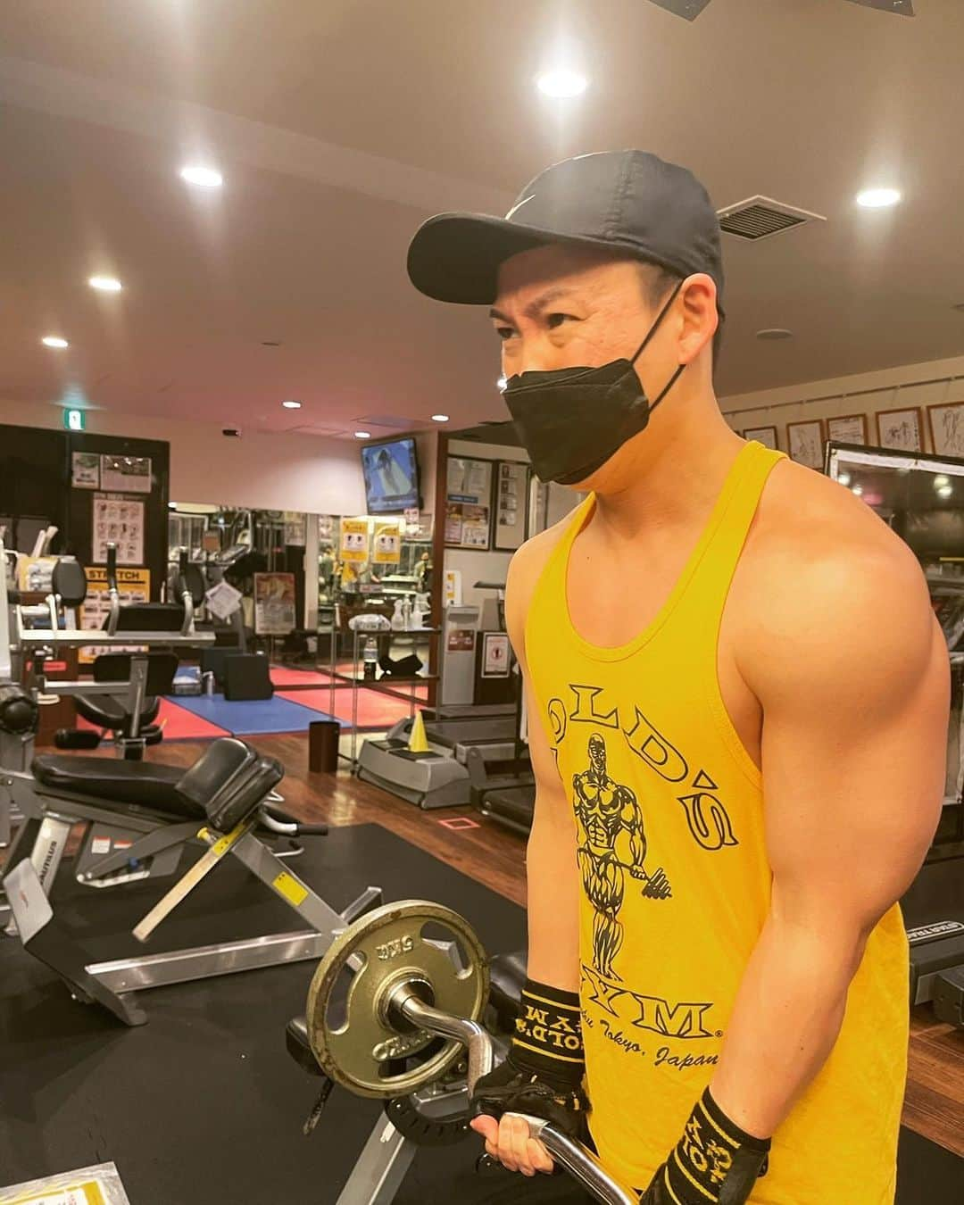 おたけのインスタグラム：「絶賛肉体改造中！！💪💪💪 今日はゴールドジム南青山店さんにお邪魔した！ 南青山は落ち着いてる雰囲気で居心地がいいんだよねー ちょっと顔がマジすぎるのはご愛嬌！！ 帰りにTシャツをプレゼントして頂きありがとうございます！！ 今度着て載せる！  では、皆様もトレーニングがんばってみては！？  夏まで後3ヶ月！！ も、あるよ！  まだ間に合う肉体改造！  おたけサイコッチョー🤙🤙🤙  撮影許可は頂いております❗️  #トレーニング #筋トレ #ジム #パーソナルトレーナー #パーソナルトレーニング #肉体改造 #ダイエット #減量 #ゴールドジム #ジャンポケ #おたけ #サイコッチョー」