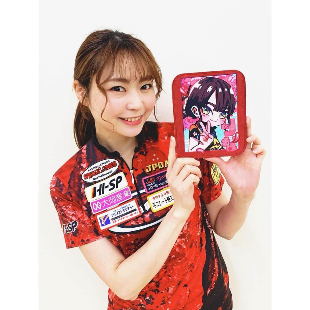 浅田梨奈のインスタグラム：「❤️🌸NEW🌸❤️ 浅田梨奈オリジナルシャミー第8弾🌈 サクラレッド Ver.🌸 ついに桜きましたー🙋‍♀️✨ ぜひコレクション増やしてください❣️ みんなに使ってもらえると嬉しいなぁー🥰  季節限定ということもあり数量限定となっております🥺🌸  直接販売にて受け付けております❣️ お気軽にお声がけ下さい🦄  BSD(@bsd_shop300)さんでの 店舗＆オンライン販売については 追ってお知らせいたします🙇‍♀️  なお、キーホルダーも販売しております🤗 #ボウリング #bowling #プロボウラー #浅田梨奈 #オリジナルグッズ #オリジナルシャミー #第8弾 #またかよ🙌 #そうだよ😊 #まただよ🥳 #サクラレッド #春限定 #季節限定 #数量限定 #bsd #直接販売 #お気軽にお声がけ下さい #目指せコンプリート #持っていない方も是非 #お揃いにしましょう」