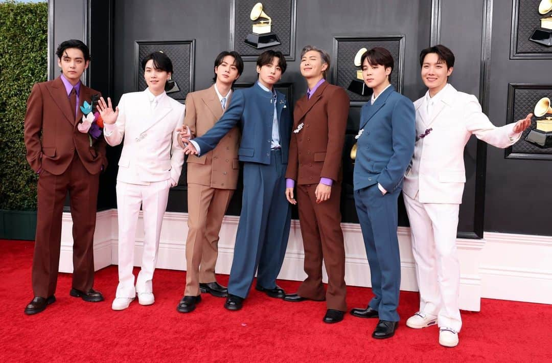 ルイ・ヴィトンさんのインスタグラム写真 - (ルイ・ヴィトンInstagram)「#BTS wearing #LouisVuitton to the 64th Annual #GrammyAwards in Las Vegas. The international stars wore custom suits with embroidered jewel buttons for the occasion.  #RM #Jin #SUGA #jhope #Jimin #V #JungKook」4月5日 18時00分 - louisvuitton