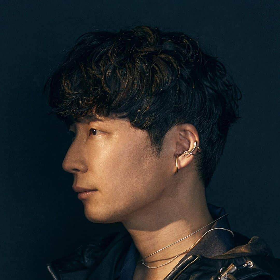 星野源さんのインスタグラム写真 - (星野源Instagram)「新曲「喜劇」が、今週木曜の深夜12時から各DL&ストリーミングサイトにて配信決定しました。もうすぐです。土曜の『SPY×FAMILY』初回放送に先駆けてのリリースなので、ぜひ沢山聴いていただき、第一話のどのシーンで「喜劇」が流れるのか "わくわく" していただければ幸いです。  そして、これが新しいアーティスト写真です。 よろしく。 イヤーカフ着けるのって楽しいですね。写ってないけどネイルをするのもとても楽しい。  #星野源喜劇 #SPY_FAMILY #スパイファミリー #星野源   I shot a new promo photo. My new song “Comedy” will be released in 3 days. The anime “SPY×FAMILY,” which has this song as its ending theme, will also start airing this weekend. I am so excited. Don’t miss it. #Comedy #GenHoshino   拍了新的宣傳照。 再3天新歌「喜劇」就會公開了。 這首電視動畫『SPY×FAMILY』的片尾主題曲這週末也會開始播放。很期待。一定要看哦。  새로운 프로필 사진을 찍었어요. 그리고 3일 후 신곡 '희극'이 발매됩니다. 이 곡이 엔딩 주제가인 애니메이션 [SPY×FAMILY] 도 이번 주말부터 방송시작합니다. 너무 기대됩니다. 꼭 봐주세요.」4月5日 18時00分 - iamgenhoshino