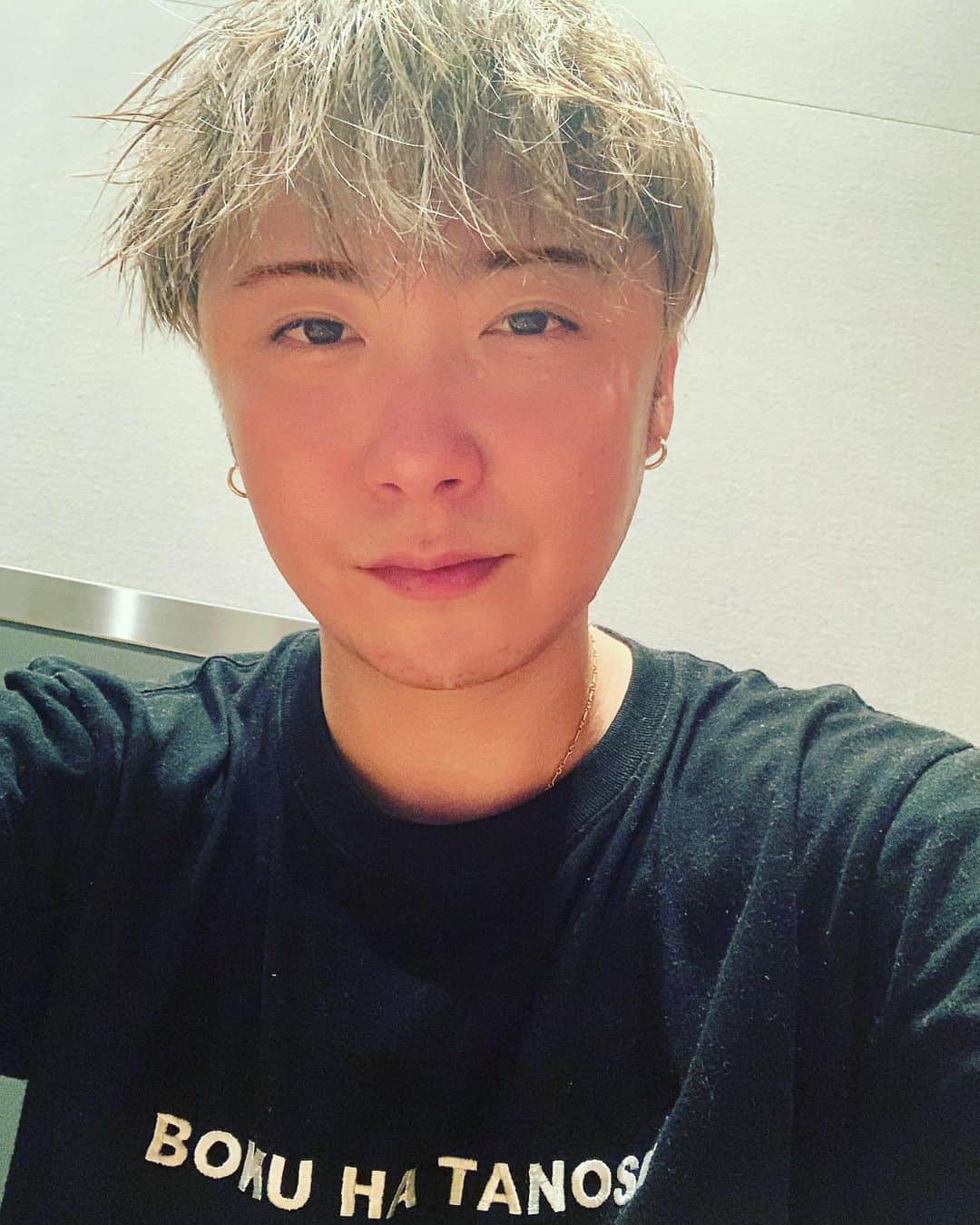大野雄大のインスタグラム：「対バンツアーリハーサル終盤！！！  おそらく2リットルくらい汗をかいたことでしょう🤣👍  本番初日は立川にて！！ 9日、10日、  楽しみです！！！  そして今日は想太とのレギュラーラジオJFN「AuDee CONNECT」 が始まる日です😊❗️❗️  26時〜28時 生放送にて楽しーーーくお送りさせていただきますので、 もし起きていらっしゃいましたら 同じ時間を是非楽しく過ごしましょう✨  #bokuhatanosii」
