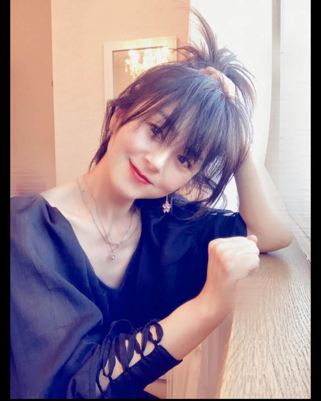 のインスタグラム：「とりあえず 髪は放置してますが だいぶ伸びてきた感じで嬉しい😁  「私は伸ばすつもりなのだろうか🤔」  ちゃんと決めてませんが　 4ヶ月切ってません😁」
