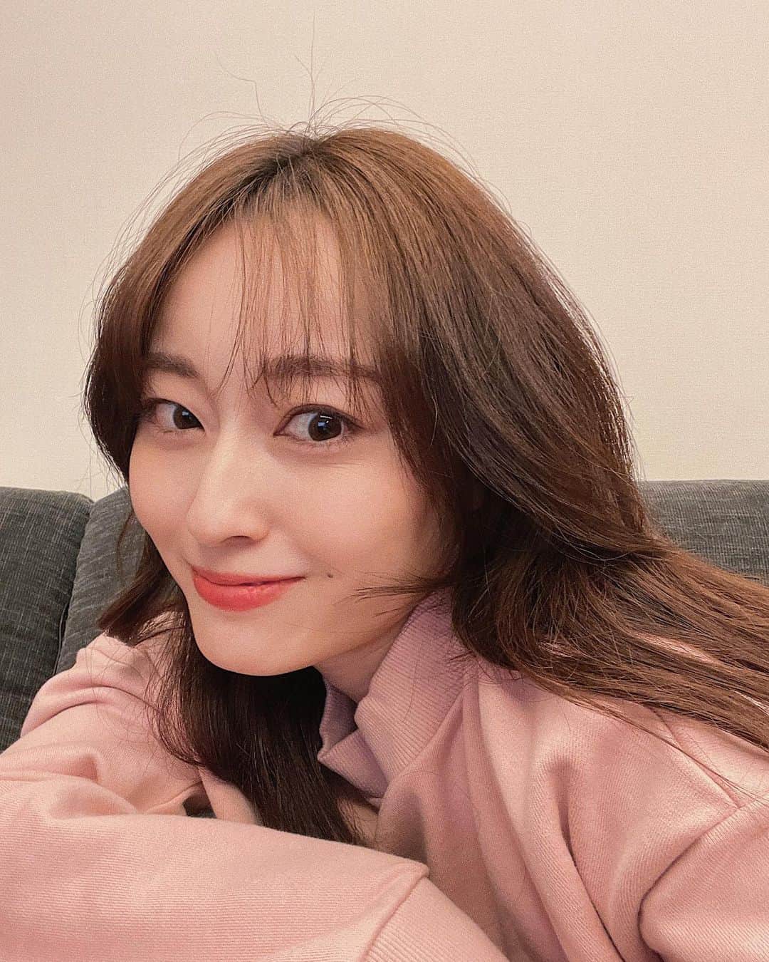 小祝麻里亜のインスタグラム：「🍑🌸🌷🩰🎀  ヘアカラーを少〜しだけ落ち着かせました☺️🌷明るいけど傷んでるように見えないようにしてもらいました🫶  明るい色の方が傷んで見えるけど春夏は明るめにしたい🫣(アホ毛はデフォルト🌾)  着ているスウェットは @unminouofficial 🩰セットアップだからワンマイルウェアにもぴったり🫶🌷🌷  ． ． ． ＿＿＿＿＿＿＿＿ #haircolor #instabeauty #셀스타그램 #얼스타그램 #머리스타일 #데일리 #데일리룩 #오오티디  #ヘアカラー」