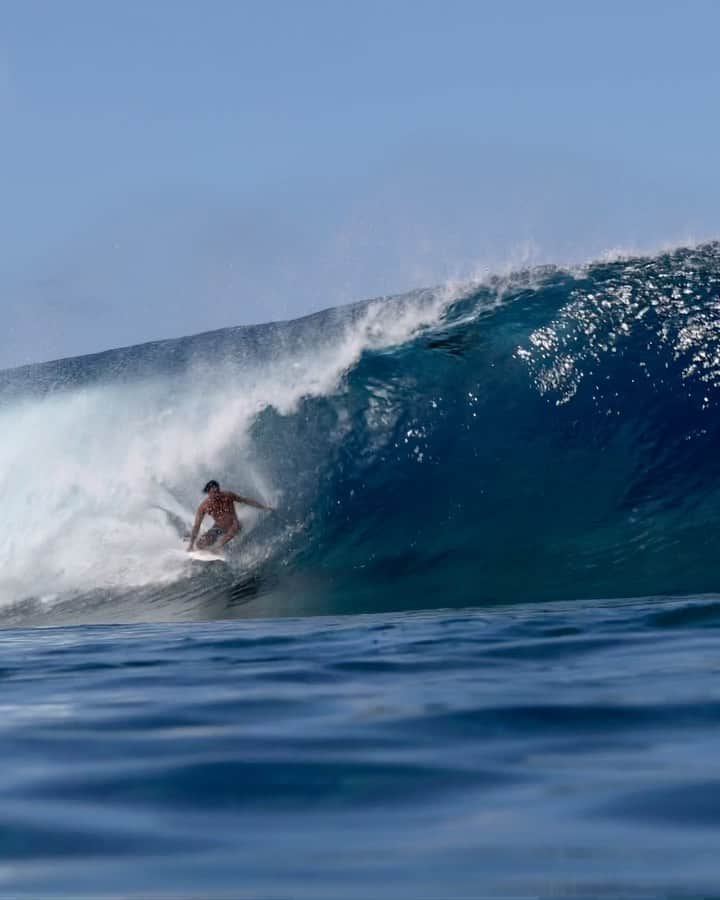 ジェレミー・フローレスのインスタグラム：「Presque perdu la cabeça sur la première vague lol . Quelque vagues mignonnes. Le backside commence à revenir 🫣. . The lip almost got my head on the first wave lol. Few fun bowls. My backside is starting to comeback 🤞🏼 Let’s keep flowing. . 🎥: @dmosqphoto Behind the lens. . Music : Como mi quieres by Khruangbin」