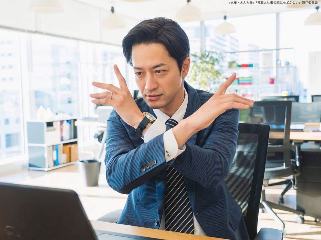 部長と社畜の恋はもどかしいさんのインスタグラム写真 - (部長と社畜の恋はもどかしいInstagram)「. まるちゃん(#中村ゆりか)のデスクで… 変身ポーズ🤟🏻✨  堤司部長(#竹財輝之助)の戦士モード どんな感じか気になりますね👀💕  #シャチ婚 独占配信中💍 ⏩paravi.jp/title/88924  #部長と社畜の結婚はもどかしい」4月5日 18時34分 - tx_shachikoi