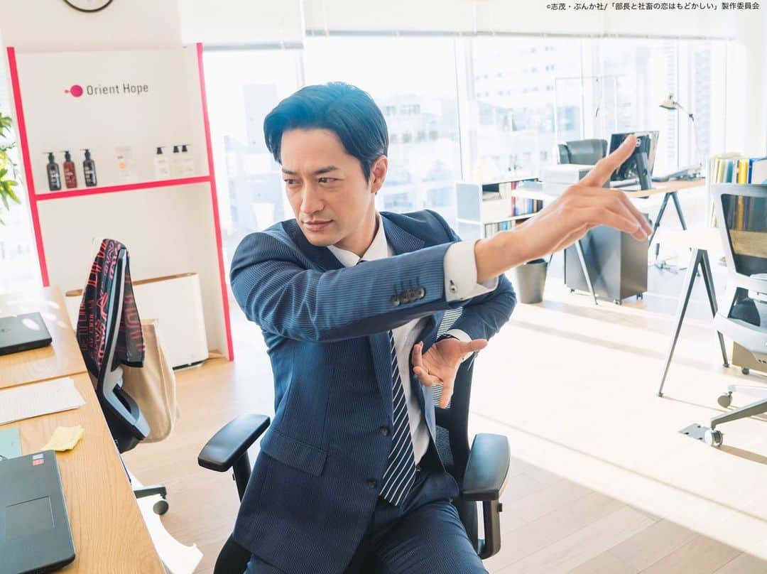 部長と社畜の恋はもどかしいさんのインスタグラム写真 - (部長と社畜の恋はもどかしいInstagram)「. まるちゃん(#中村ゆりか)のデスクで… 変身ポーズ🤟🏻✨  堤司部長(#竹財輝之助)の戦士モード どんな感じか気になりますね👀💕  #シャチ婚 独占配信中💍 ⏩paravi.jp/title/88924  #部長と社畜の結婚はもどかしい」4月5日 18時34分 - tx_shachikoi
