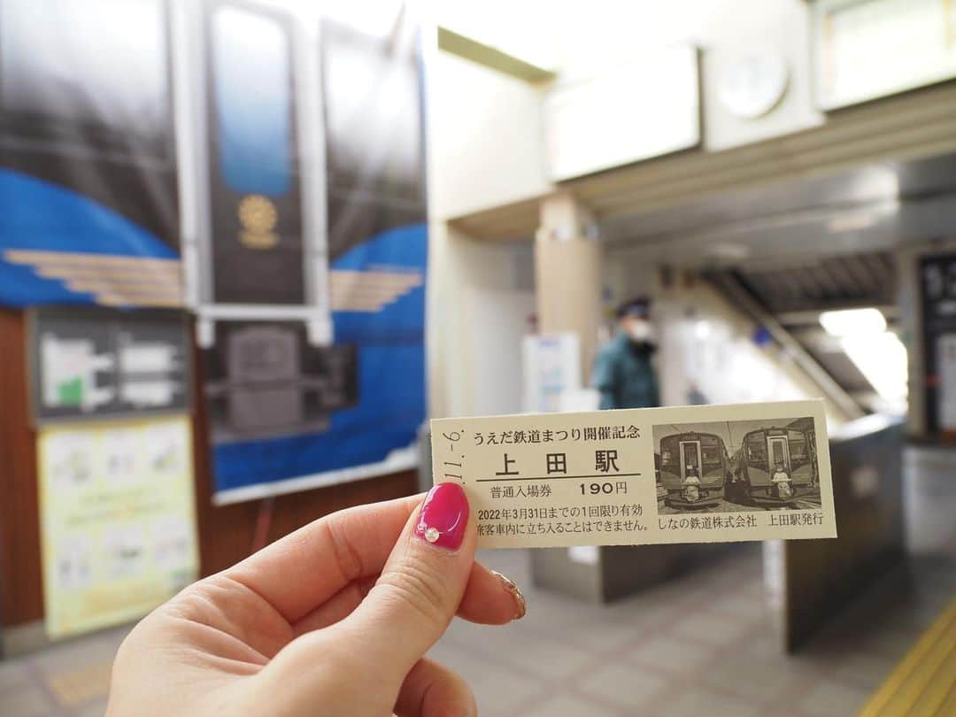 伊藤桃さんのインスタグラム写真 - (伊藤桃Instagram)「【#上田電鉄 #上田駅 】 しなの鉄道さんで上田駅にむかったあとは… 実は初めて･:*+.(( °ω° ))/.:+ の、#上田電鉄別所線 へ😘 * まずはしなの鉄道さんのエリア。 2枚目: 駅を応援できる、マイステーションボード🥺 1年5000円の応援でこうして掲出されるそう。 3枚目: 私なりの応援…ちいさいけど… 大好きな切符をここでもゲット。 * 4枚目: そして、鉄道むすめさん達にむかえられ、上田電鉄へ！ 5枚目: 1000系電車 ！ 元#東急1000系 です🥰 長野出身デザイナーの原田泰治さんのデザイン✨ 6枚目: あまり時間が無いので急いでぱしゃぱしゃ📸 * 7枚目: 何往復かする事になる、上田電鉄さんの最初の出発進行！ 2019年の台風により、1年半近く復旧できなかった赤い鉄橋が印象的な、#千曲川橋梁 をわたります。 8枚目: 週末パスなんだけど、デザインが可愛すぎてフリーきっぷ買ってしまいました🥰 9枚目: 車内でパチリ📸 10枚目: のどかな駅をすぎゆきます。 * お次は最初の下車駅！ まだまだつづく🥰 #上田電鉄1000系 #車窓 #車窓から #車窓からの景色」4月5日 18時38分 - itomomo_tetsu