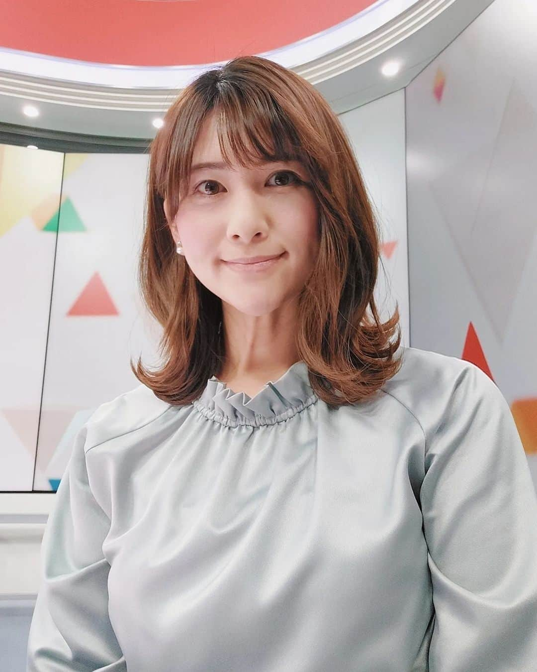 鈴木理香子のインスタグラム：「いきなり私の顔のドアップですみません😂  日テレNEWS24 4月から担当曜日が変わりました🎤✨  火曜日 🌸 15時半～ 水曜日 🌸 夜から朝  宜しくお願い致します😌  #日テレNEWS24 #鈴木理香子 #セントフォース」