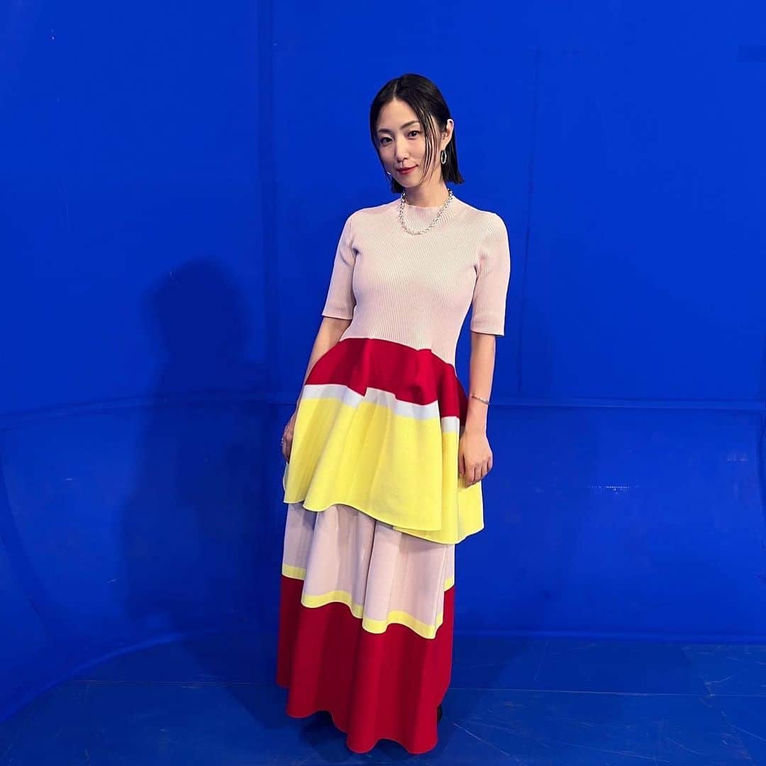 MEGUMIのインスタグラム：「１日出遅れてしまいましたが、 昨日からスタートの nhk英会話定番レシピに参加させて頂きます😍  約一年間皆さんと英語を学ばせて頂ける機会を頂けて本当に幸せです！！😭  大西先生の授業は分かりやすくて凄いです！！  番組に沿ったテキストも販売しています。  英語に興味ある方は是非一緒に勉強しましょう！🔥  @stylistmiku 用意してくれる衣装も凄く可愛いので、 こちらも合わせてチェックしてくださいー❤️❤️  I'm a day late, but I started yesterday. I will participate in the standard recipe for nhk English conversation. I'm really happy to have the opportunity to learn English with you for about a year!! Mr. Onishi's class is easy to understand and really wonderful. We also sell text that matches the program. If you are interested in English, let's study together! @stylistmiku  outfit is also very cute, so please check this out too❤️❤️ #英会話定番レシピ #月曜日から木曜日 #11時10分スタート #nhk」
