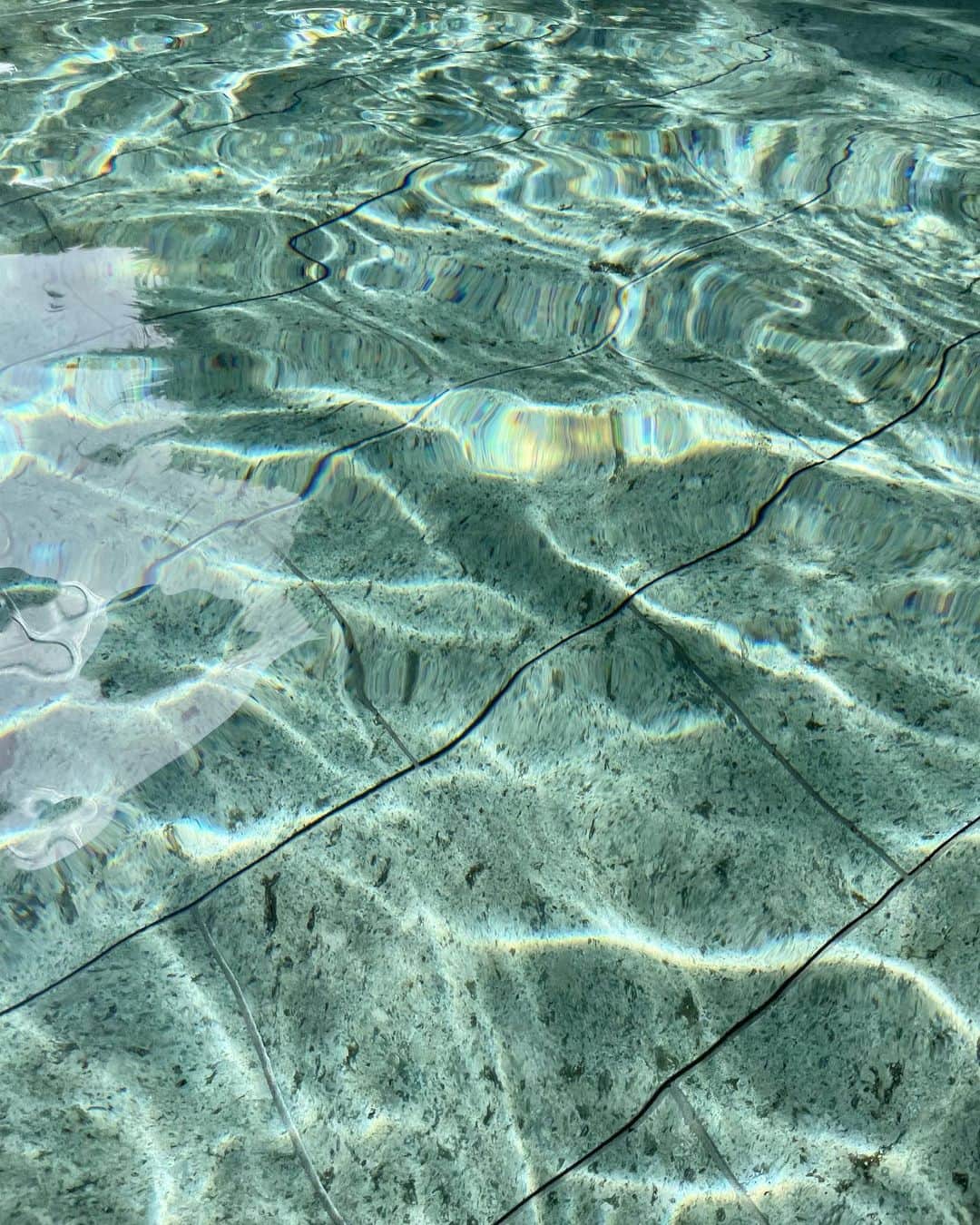 のインスタグラム：「宇宙が織りなす、自然のArt🤍  地球の五大元素である"水"が、 太陽光による光の屈折で映し出される 美しきアート作品🌍✨  そこに人間の手なんて加えなくても、 もうすでにこれで完璧🌿」