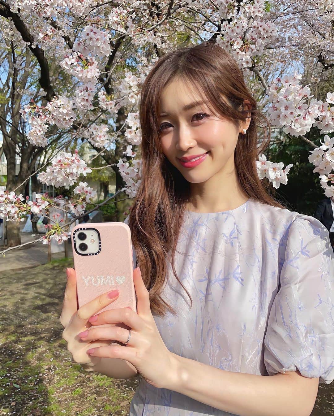 牧野結美さんのインスタグラム写真 - (牧野結美Instagram)「新しいスマホケース📱💘 @casetify_jp さんのもの✨  環境に優しい素材でつくられたレザーケースで 本革のような触り心地なんです💕  カラーは桜のようなピンクを選んで 名前も入れていただきました🥰 🤍も入れられてとってもお気に入り🫧  ギフトにもおすすめです❣️  Thank you☺️🫶🏻🌸 @CASETiFY @CASETiFY_jp   #CASETiFY #ShowYourColors #名前入りギフト #名前入りiphoneケース #ピンク小物 #桜ピンク #西郷山公園 #大人可愛いコーデ #大人かわいいコーデ #大人フェミニン #アラサーファッション #大人フェミニンコーデ #アラサーコーディネート #30代コーディネート」4月5日 19時05分 - yumi_makino_