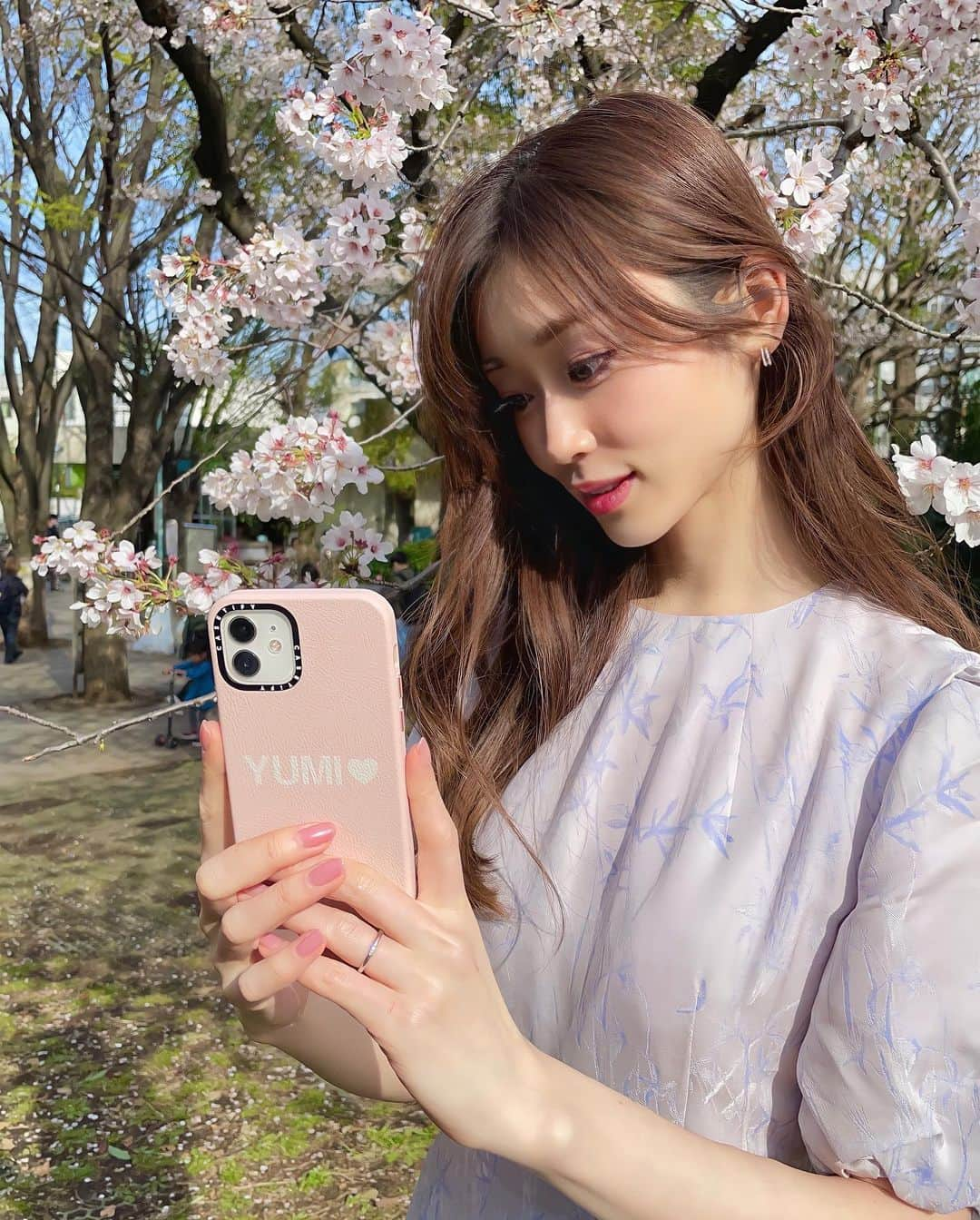 牧野結美さんのインスタグラム写真 - (牧野結美Instagram)「新しいスマホケース📱💘 @casetify_jp さんのもの✨  環境に優しい素材でつくられたレザーケースで 本革のような触り心地なんです💕  カラーは桜のようなピンクを選んで 名前も入れていただきました🥰 🤍も入れられてとってもお気に入り🫧  ギフトにもおすすめです❣️  Thank you☺️🫶🏻🌸 @CASETiFY @CASETiFY_jp   #CASETiFY #ShowYourColors #名前入りギフト #名前入りiphoneケース #ピンク小物 #桜ピンク #西郷山公園 #大人可愛いコーデ #大人かわいいコーデ #大人フェミニン #アラサーファッション #大人フェミニンコーデ #アラサーコーディネート #30代コーディネート」4月5日 19時05分 - yumi_makino_