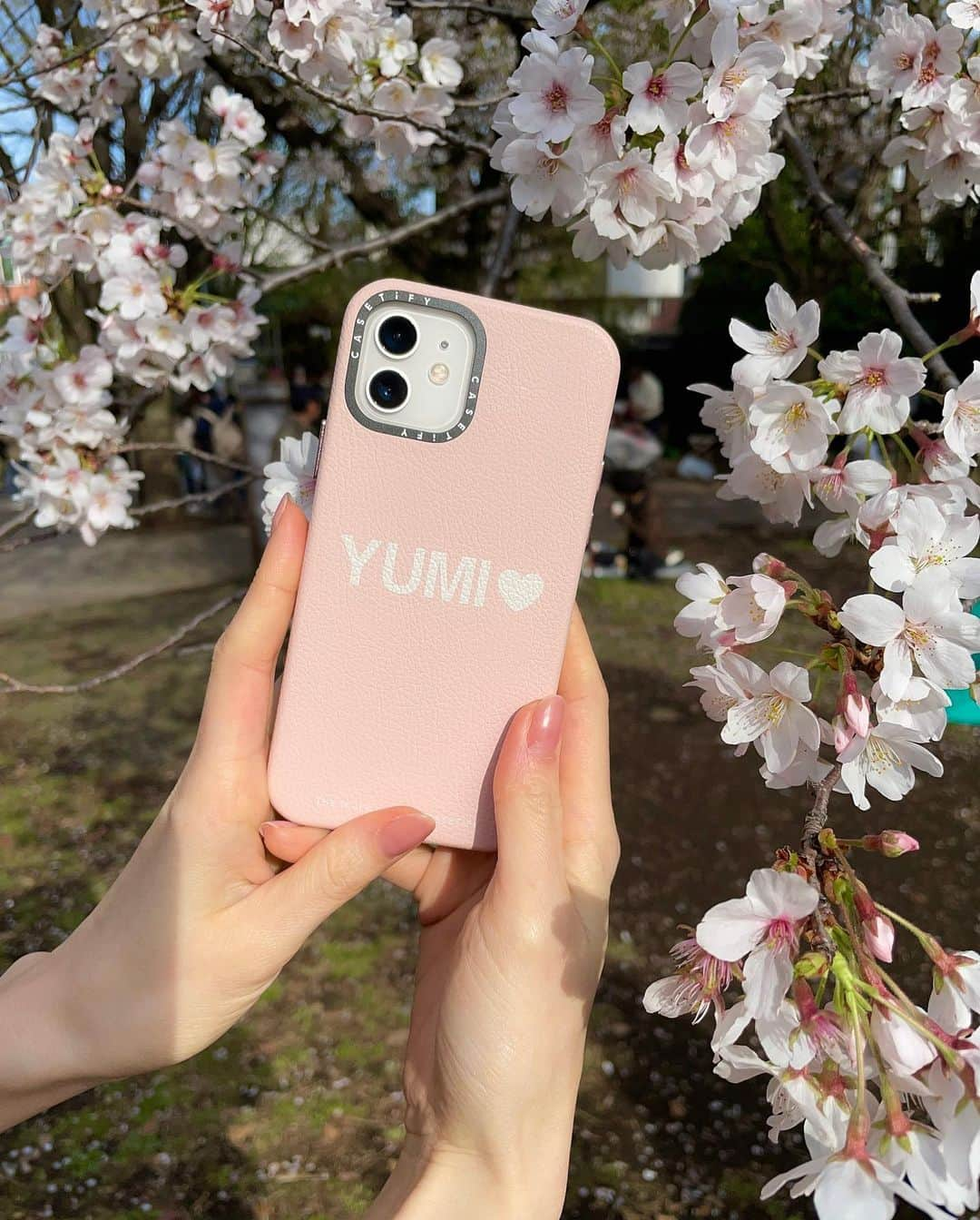 牧野結美さんのインスタグラム写真 - (牧野結美Instagram)「新しいスマホケース📱💘 @casetify_jp さんのもの✨  環境に優しい素材でつくられたレザーケースで 本革のような触り心地なんです💕  カラーは桜のようなピンクを選んで 名前も入れていただきました🥰 🤍も入れられてとってもお気に入り🫧  ギフトにもおすすめです❣️  Thank you☺️🫶🏻🌸 @CASETiFY @CASETiFY_jp   #CASETiFY #ShowYourColors #名前入りギフト #名前入りiphoneケース #ピンク小物 #桜ピンク #西郷山公園 #大人可愛いコーデ #大人かわいいコーデ #大人フェミニン #アラサーファッション #大人フェミニンコーデ #アラサーコーディネート #30代コーディネート」4月5日 19時05分 - yumi_makino_