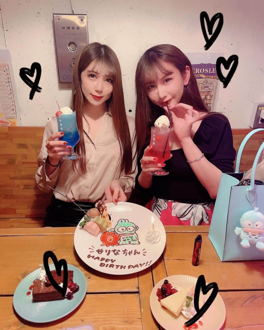 橘芹那のインスタグラム：「#渋谷カフェ #イタリアン #女子会   @yua_mymelody ちゃんから サプライズの誕生日お祝いの #ハンギョドン 可愛い過ぎた💖💖💖 さゆりちゃんまでいるし🐙✨ 幸せ過ぎた〜😍😍😍 Diorのモテ女コスメも活用しまくり🥰 今年も沢山飲み行こうね🎶🍻💖笑  @tokyokichihanare さんの #クリームソーダ もレトロ可愛くて インスタ映え📸過ぎでしょ✋💕 #リゾット がめちゃくちゃ美味しかった😋  @slash_vape_official さんの ▷▶新作09ｽｲｶﾁｪﾘｰ🍉🍒💕 夏っぽくて爽やかで大好き🌞🌴🌺✨ 他の持ち運びｼｰｼｬより煙も沢山出て〜 沢山吸えるし(1600回) SLASHが1番好き〜😶‍🌫️😶‍🌫️ ニコチン❌タール❌ ドンキでも買えるようになって お手軽に手に入るようになった✌️  @ai_rin0928 ちゃんも合流して安定のネバラン💜💜 楽しすぎた😝✨  ⚠️おたおめLINE & DM殺到中で お返事遅れがちで申し訳ございません🙇‍♀️ ギフトくれてる人優先..なんちって🤫笑  #誕生日サプライズ #誕生日プレート #インスタ映えスイーツ #インスタ映えカフェ #サンリオ好きな人と繋がりたい #オシャレさんと繋がりたい #美男美女と繋がりたい #シーシャ好きと繋がりたい #食べるの好きな人と繋がりたい #お酒好きな人と繋がりたい #酒ヤクザ #パリピ #slashと日常 #slashtime #vape #スラッシュ #シーシャ #水タバコ #シーシャダイエット #減量 #健康 #香り #いいね #いいね返し」