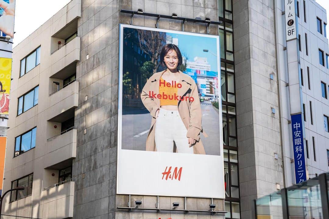前田敦子のインスタグラム：「. 池袋に国内117店舗目の「H&M 池袋店」が3月1日にオープンしました👏おめでとうございます！  今回池袋店限定の広告をかざらせていただいてます。  池袋駅前にこんにちは🌞  H＆Mのスタッフの皆さんのダンス最高でした❤️‍🔥  #handm」