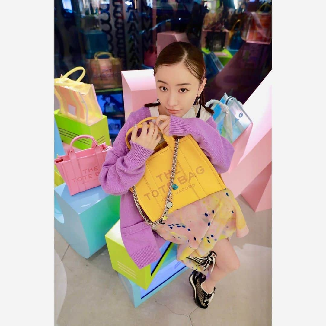 松本まりかさんのインスタグラム写真 - (松本まりかInstagram)「🍭 🍬MARC JACOBS spring 2022 collection🍬  "THE TOTE BAG" Pop Up shop in Omotesando until April 10, Sunday!  Super kawaii❣️  #MJトート #candycolor 🍬 #marcjacobs @marcjacobsjapan」3月12日 19時29分 - marika_matsumoto