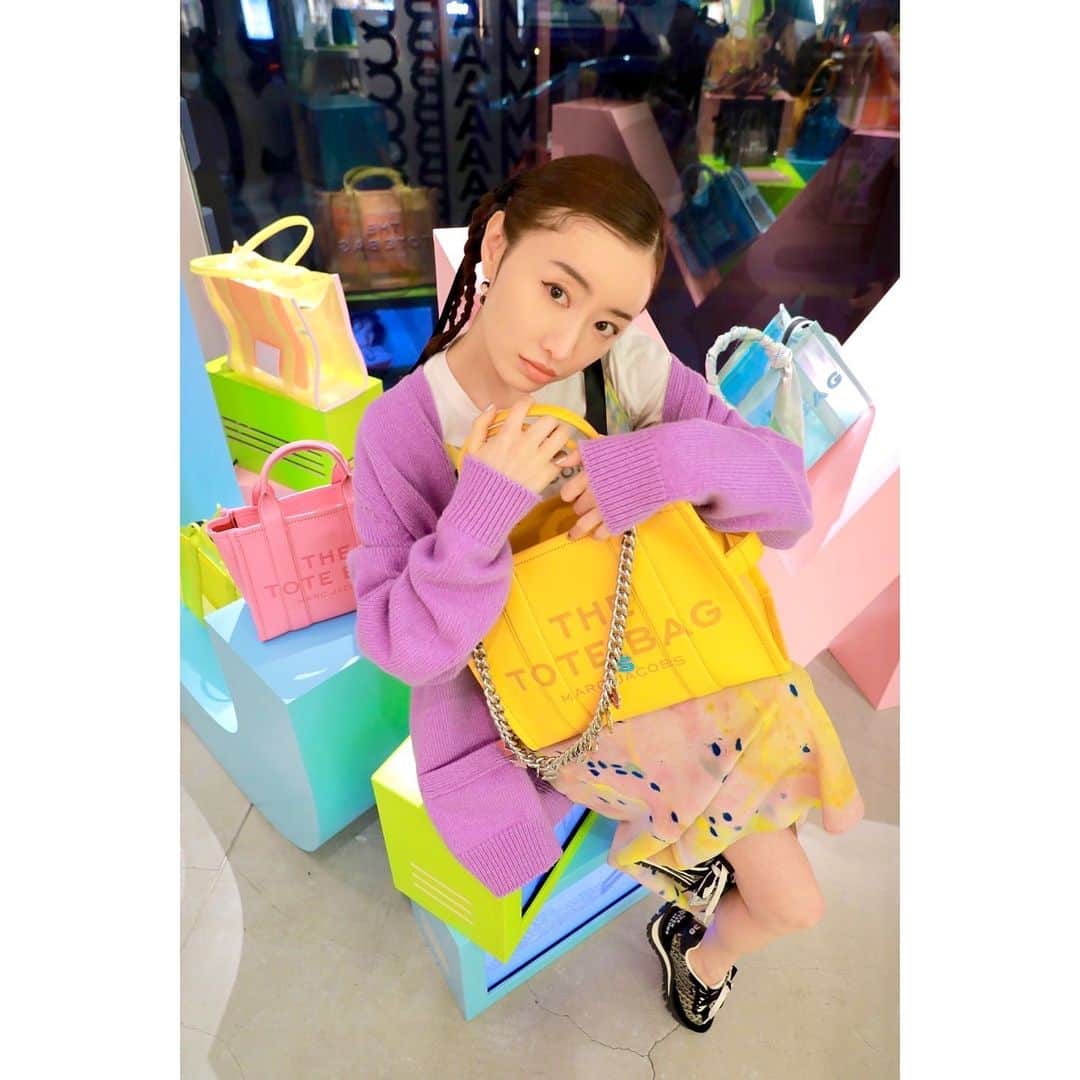 松本まりかのインスタグラム：「🍭 🍬MARC JACOBS spring 2022 collection🍬  "THE TOTE BAG" Pop Up shop in Omotesando until April 10, Sunday!  Super kawaii❣️  #MJトート #candycolor 🍬 #marcjacobs @marcjacobsjapan」