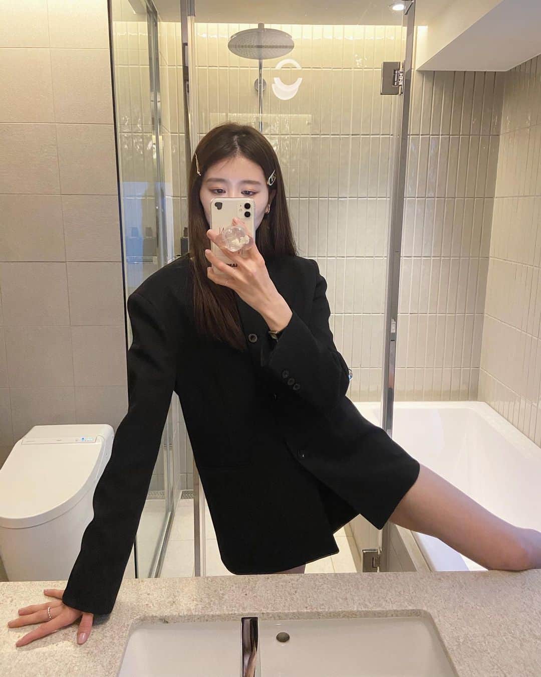 i am aiのインスタグラム：「➰🖤 ㅤㅤㅤㅤㅤㅤㅤㅤㅤㅤㅤㅤㅤ 最近は ストレートヘアが気分! 慣れない前髪は 姉のピンをかりてぺたぺた😉 ㅤㅤㅤㅤㅤㅤㅤㅤㅤㅤㅤㅤㅤ miniのセットアップかわいいですよ~ 明日21:00にお会いしましょう💗💗 ㅤㅤㅤㅤㅤㅤㅤㅤㅤㅤㅤㅤㅤ @_ponpon_pn」