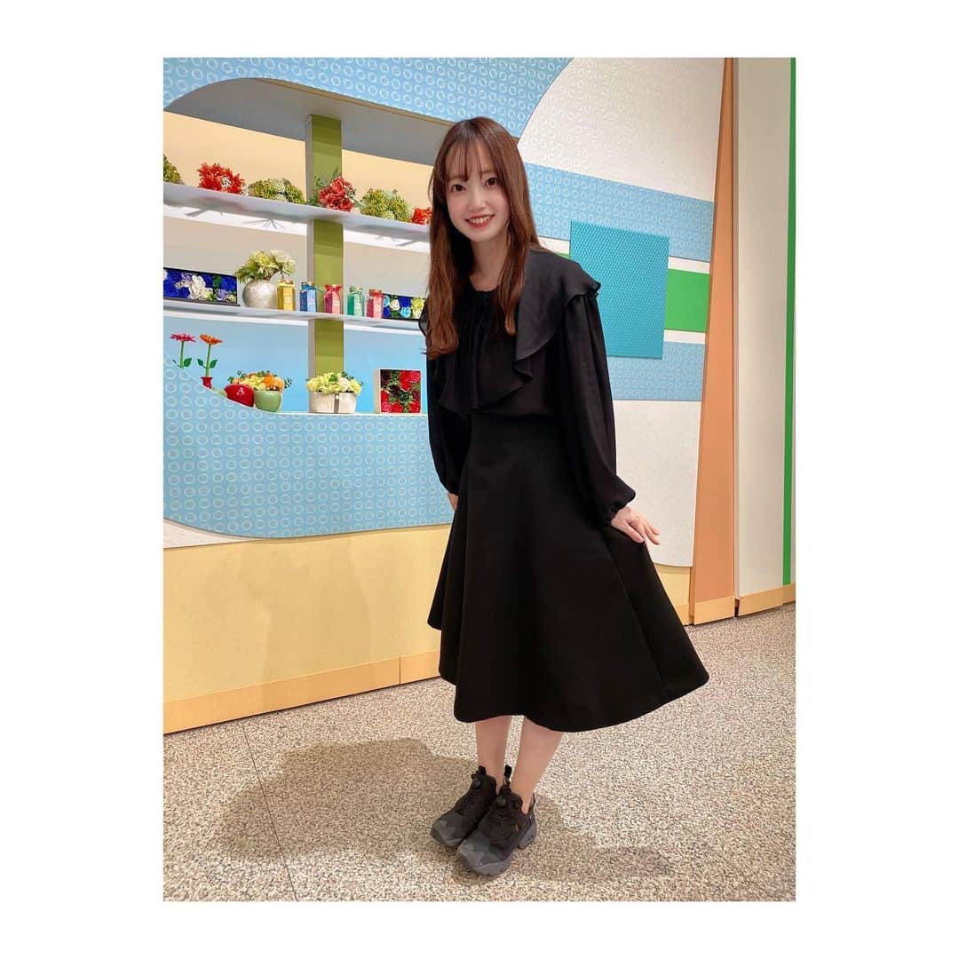 石井奏美のインスタグラム：「今日のシアワセ気分の衣装です👗 黒でまとめてみました💡  今日も1日お疲れ様でした💐🧸  #岡山#香川#アナウンサー」
