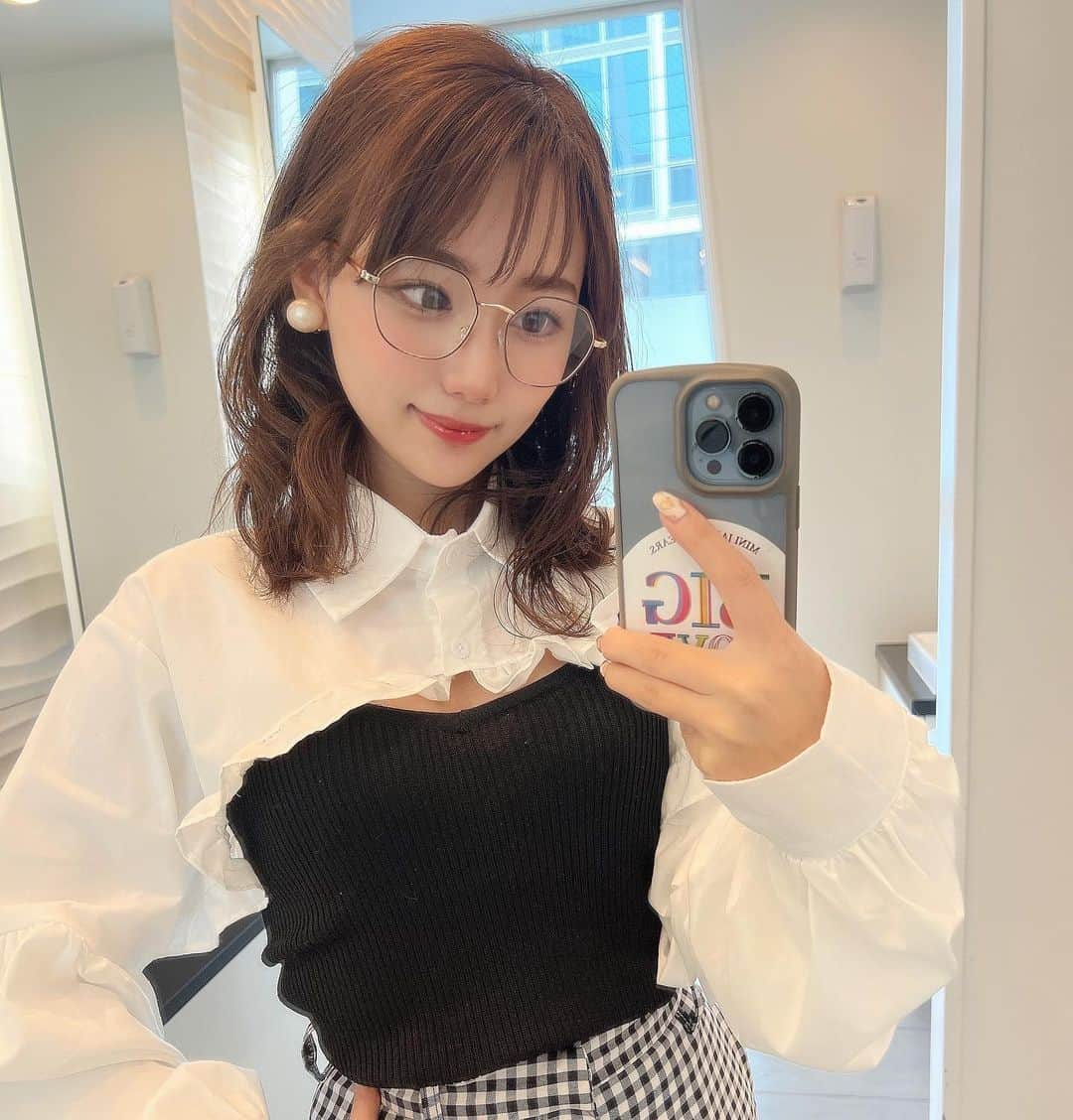 加藤里奈さんのインスタグラム写真 - (加藤里奈Instagram)「⋆ 花粉ひどくて伊達メガネ🥺  最近、白黒コーデにはまってる𓂃(｡-_-｡)  今日食べに行ったランチめちゃ美味しかったから また載せる✌🏻  #ootd #fashion #instafood #instagram  #hairstyle #outfit #code #instafashion  #ファッション #撮影 #ヘアスタイル #ヘア  #コーディネート #コーデ #今日の服」3月12日 20時02分 - katoco0326