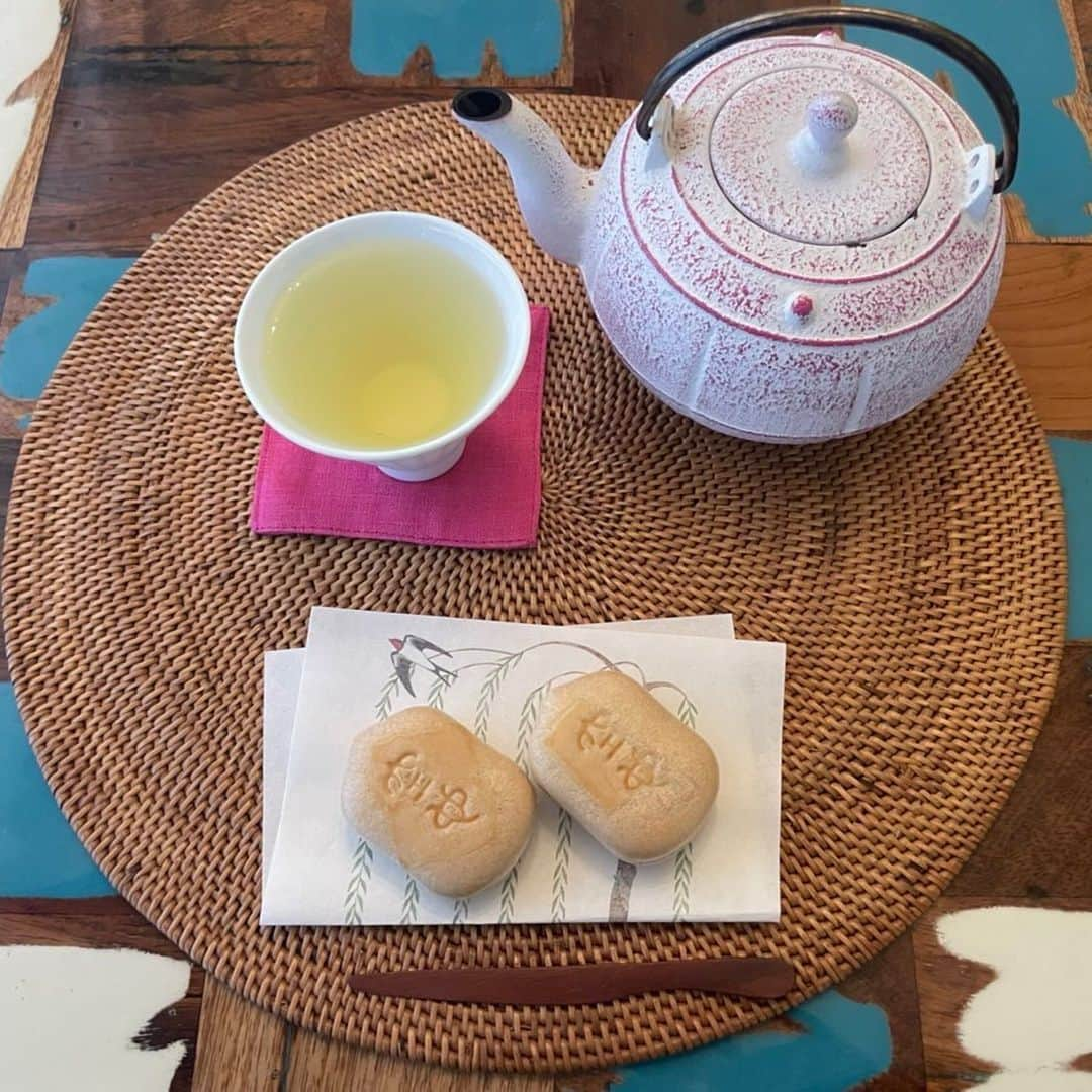 山田佳子さんのインスタグラム写真 - (山田佳子Instagram)「空也もなかと緑茶でほっこり🍵🙏🥰 サクッとした香ばしい皮に包まれた潰し餡。 最高に美味しい〜💕 ⁡ #サクッ #パリパリ #香ばしい #皮 #潰し餡 #別格 #甘さ控えめ #上品な味 #小ぶりサイズ #空也もなか #ほっこり #緑茶好き」3月12日 20時22分 - yoshiko117