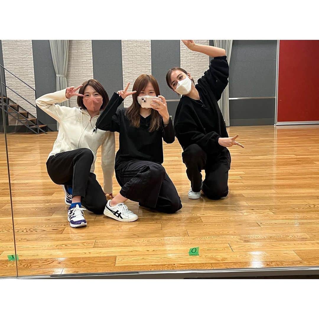 鞘師里保のインスタグラム：「日々ダンス練習してます^ ^  あれから、あらゆる楽しい展開があったので、はやく皆さんにも知ってほしいな。  お二人の持ち前の明るさや、前向きな気持ちがチームの良さになっているなと感じます☺️素敵なチーム^ ^」
