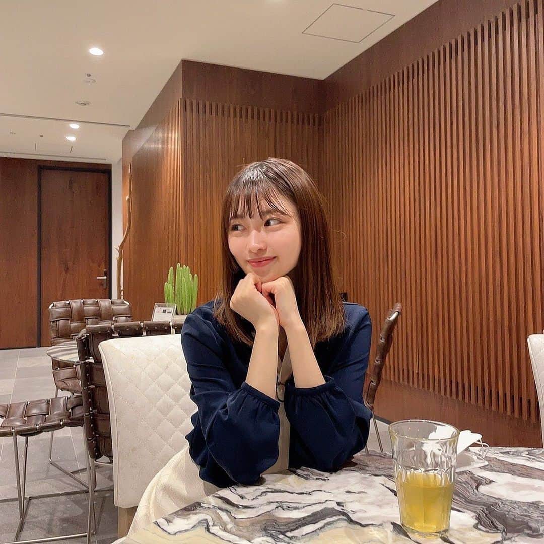 藤白りりのインスタグラム：「最近すごい暖かいですね〜☀️ シャツ解禁しました！  そしてそしてDMで合格したよ報告めちゃいただくのですが、合格したフォロワーのみなさんおめでとうございます…！🌸  今年共通テスト難しかったし、もちろんだめだった方もいると思いますが、次の受験シーズンはもう始まってるのでまた頑張ってください💪🏻応援しています😌  試験終わってぼちぼち動画も撮ってるので、公開できるの楽しみです〜✨」