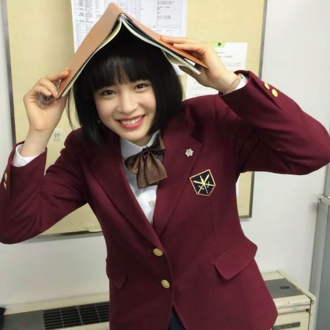 星來のインスタグラム：「女優×広瀬すず。 ショートヘア似合いすぎ。 #女優 #広瀬すず #制服 #ショートヘア #可愛い #いいね返し #インスタ映え #instagood #instalike #f4f #l4l #likeforlikes #likeforfollow #いいねした人全員フォローする #お洒落さんと繋がりたい #美男美女と繋がりたい」
