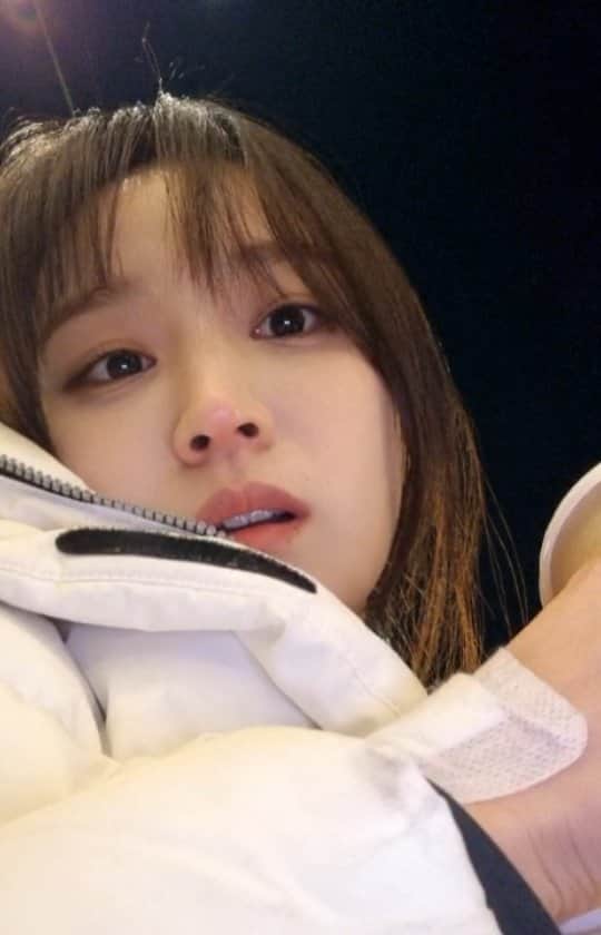 チョン・ユミンのインスタグラム：「저녁은 아직 추워,,」