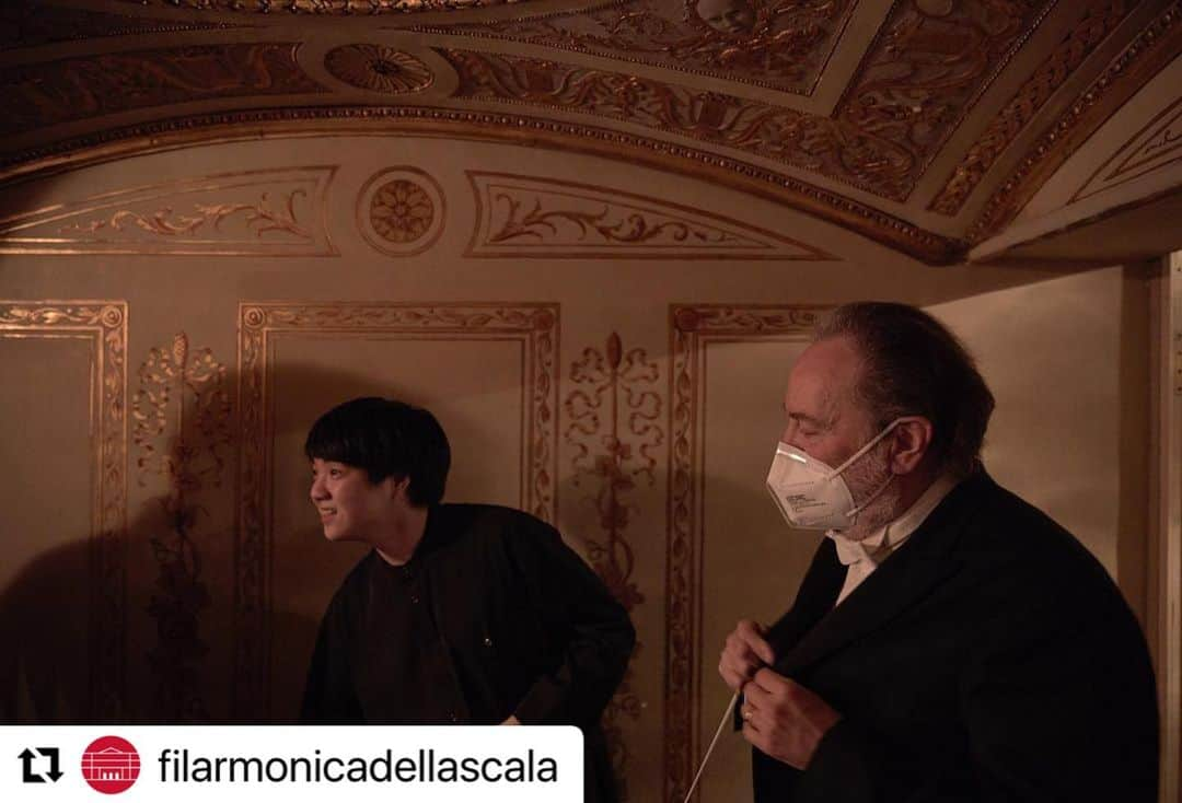 藤田真央さんのインスタグラム写真 - (藤田真央Instagram)「My brilliant debut in La Scala @teatroallascala with Maestro Riccardo Chailly✨ @filarmonicadellascala   ©︎ Filarmonica della Scala | G. Hanninen  #lascala #milano #rachmaninov #piano #concerto #3」3月12日 20時24分 - maofujita_piano