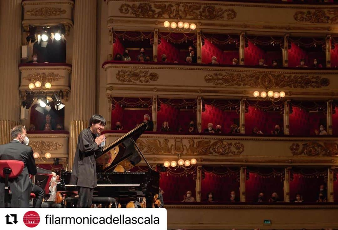 藤田真央さんのインスタグラム写真 - (藤田真央Instagram)「My brilliant debut in La Scala @teatroallascala with Maestro Riccardo Chailly✨ @filarmonicadellascala   ©︎ Filarmonica della Scala | G. Hanninen  #lascala #milano #rachmaninov #piano #concerto #3」3月12日 20時24分 - maofujita_piano