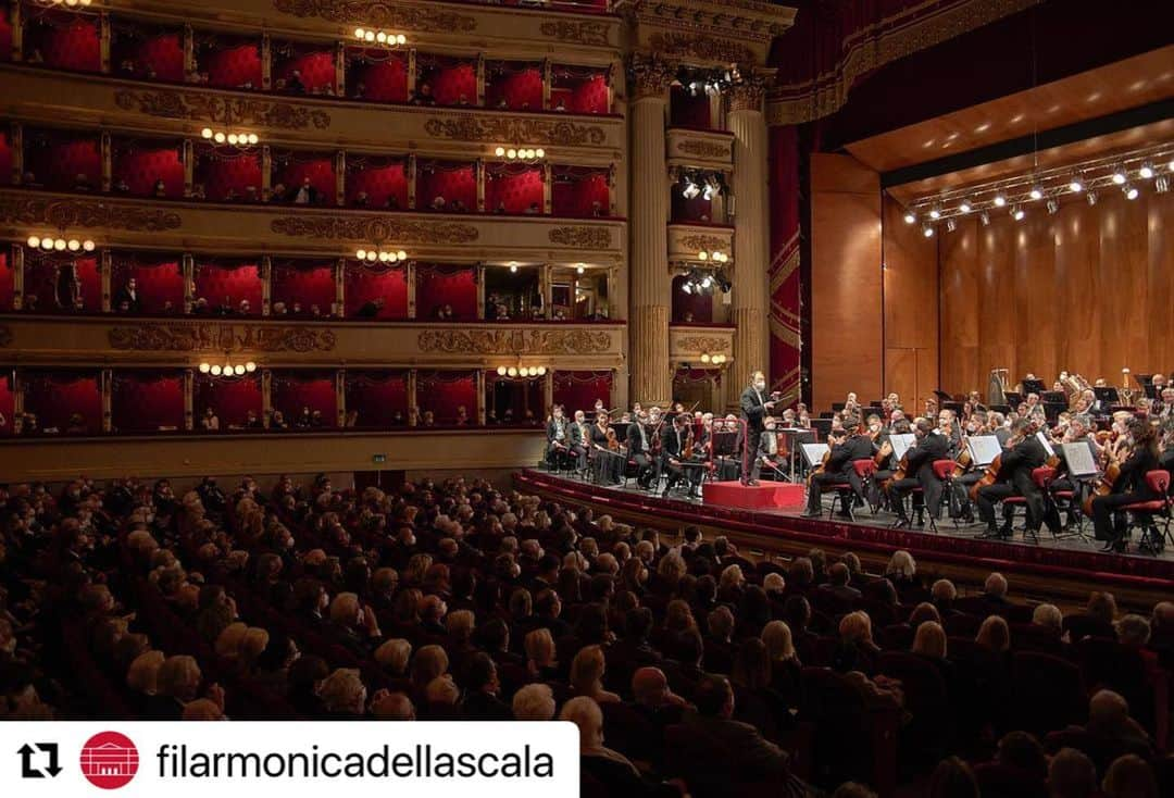 藤田真央さんのインスタグラム写真 - (藤田真央Instagram)「My brilliant debut in La Scala @teatroallascala with Maestro Riccardo Chailly✨ @filarmonicadellascala   ©︎ Filarmonica della Scala | G. Hanninen  #lascala #milano #rachmaninov #piano #concerto #3」3月12日 20時24分 - maofujita_piano