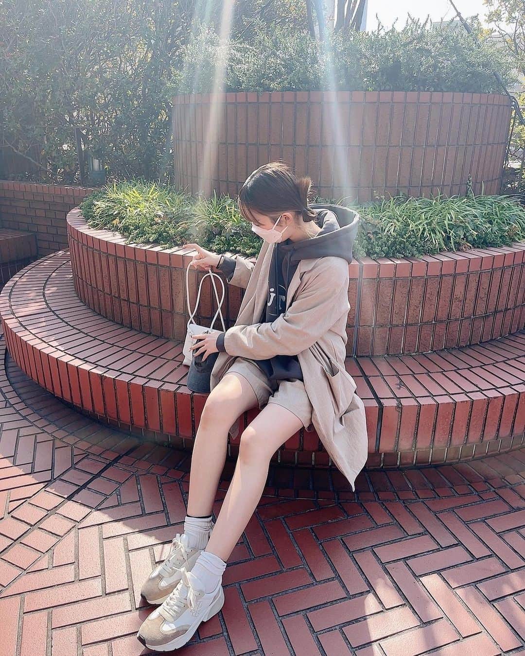 のインスタグラム：「昨日の写真📸 お気に入りたちが詰まったコーデだ☺︎ 春はセットアップが着たくなる♡ ブランドはタグ付けするね🏷  ブルーシールのアイスは 塩ちんすこう味たべた🍦 めっちゃ美味しいよな…  #りかりこ#双子#ファッション#コーデ#コーディネート#春コーデ#セットアップ#フーディー#恵比寿#恵比寿カフェ#ブルーシール#スニーカー#ootd#fashion#followｍe#twins#오오티디#카페」